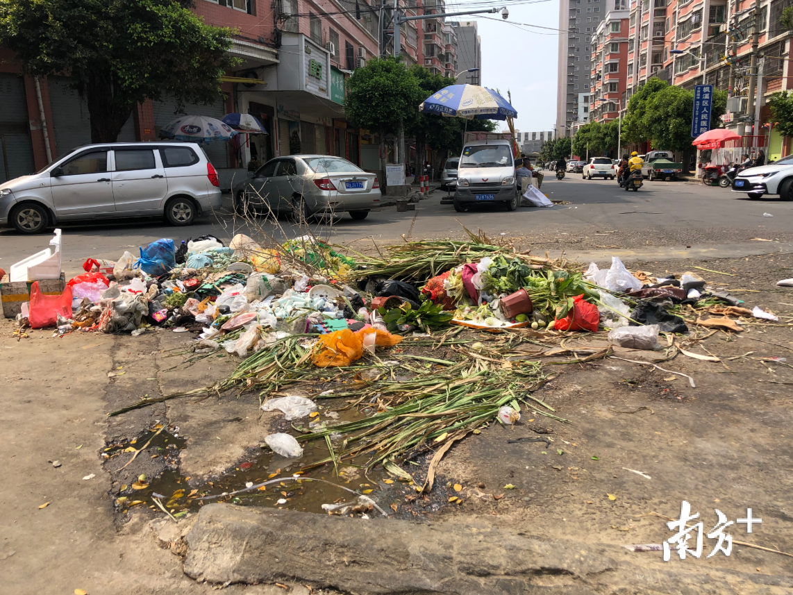 枫溪区长德路与浮洲园街交叉路口大量垃圾堆放在地，恶臭难闻。黄敏璇 摄