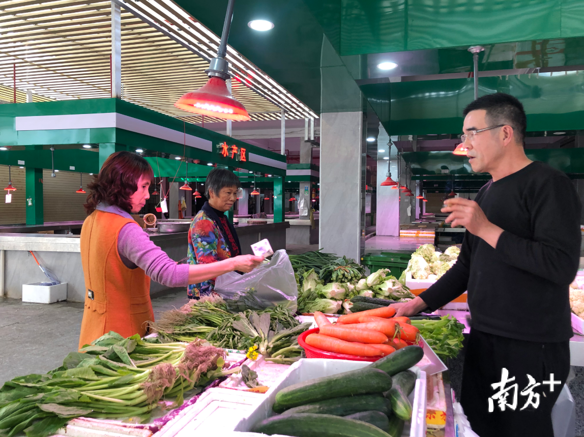 改造后的登高街综合市场规范整洁，所有档口分类设置，市民买菜无需再绕弯路。黄敏璇 摄