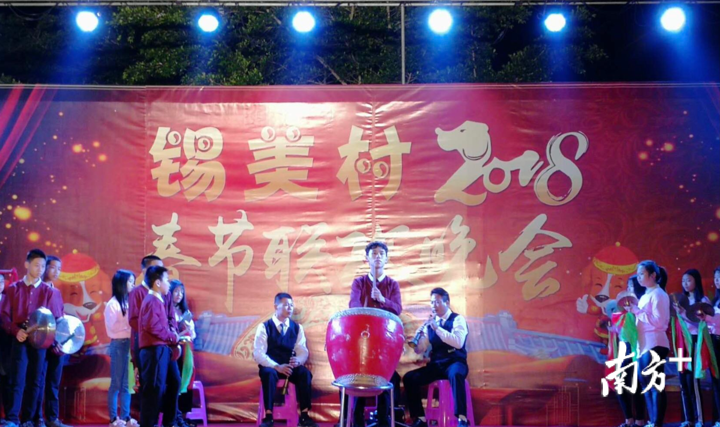 罗如群发动村民重新办起村里的春节联欢晚会。受访者供图
