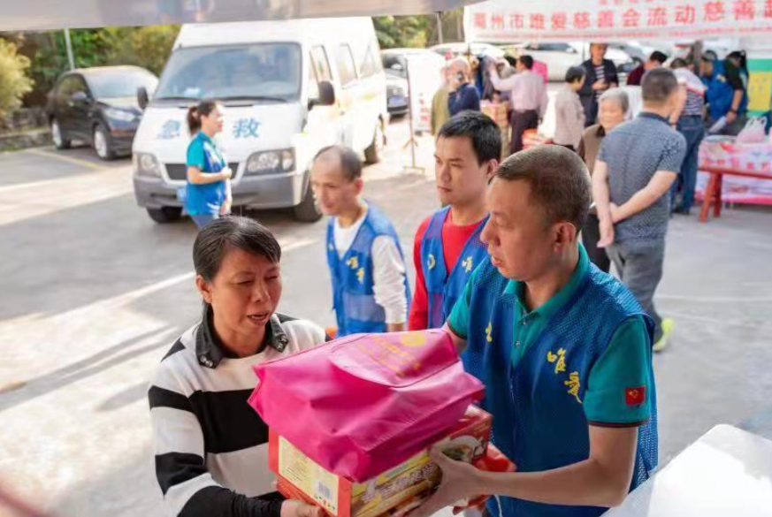 房伟胜带领潮州市唯爱慈善会开展志愿服务工作。受访者供图 房伟胜带领潮州市唯爱慈善会开展志愿服务工作。受访者供图