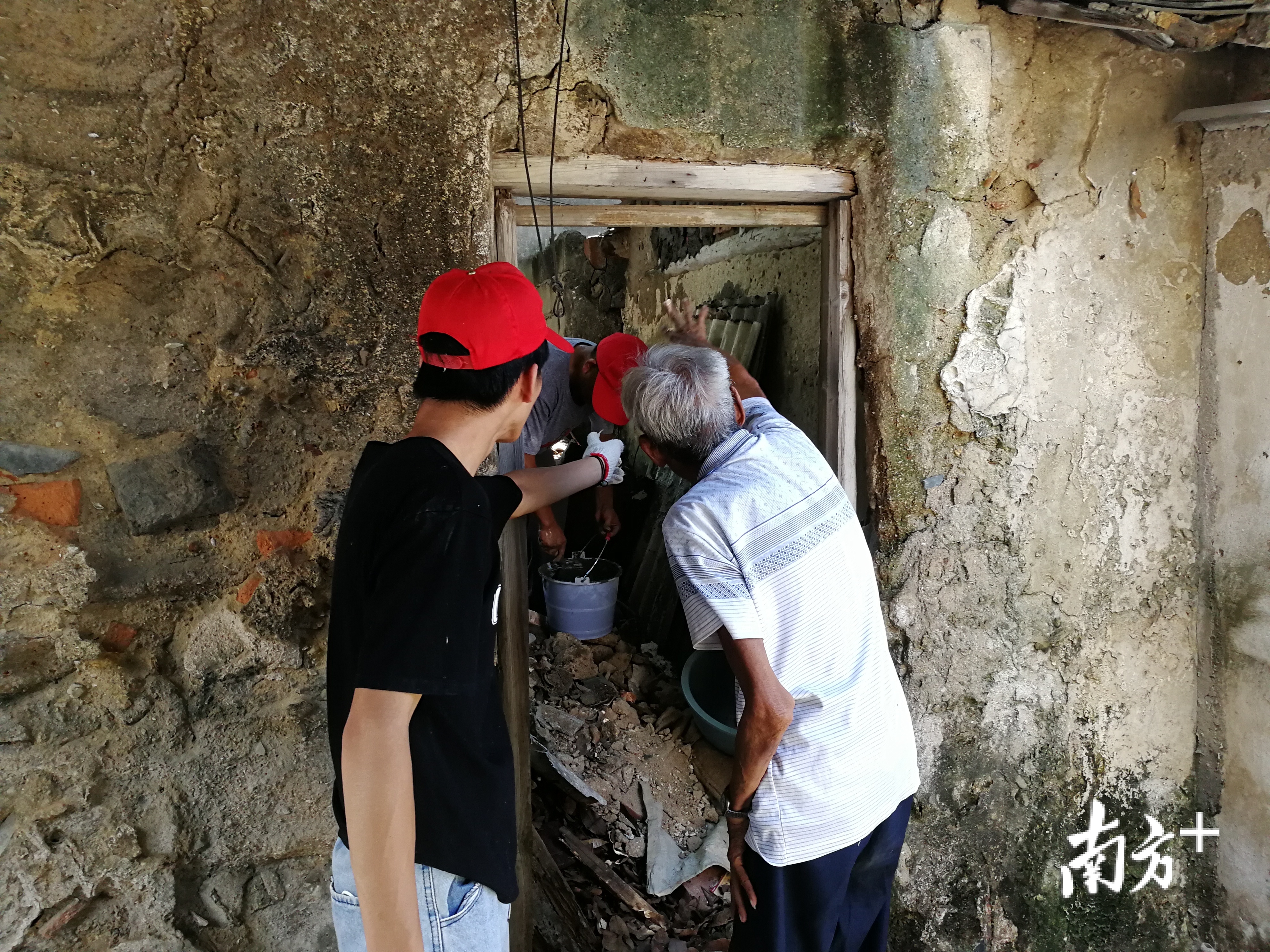 志愿者为孤寡老人修缮房屋。受访者供图 志愿者为孤寡老人修缮房屋。受访者供图