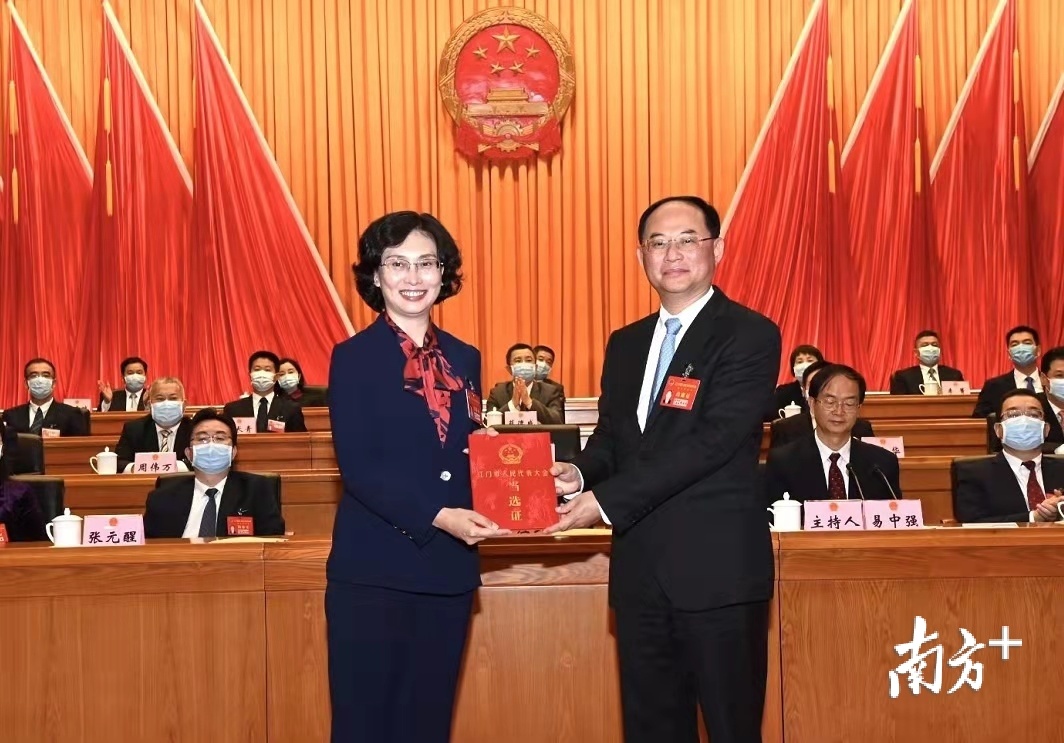 江门市委书记、市人大常委会主任林应武为新当选的江门市市长吴晓晖（左）颁发当选证。周华东 摄