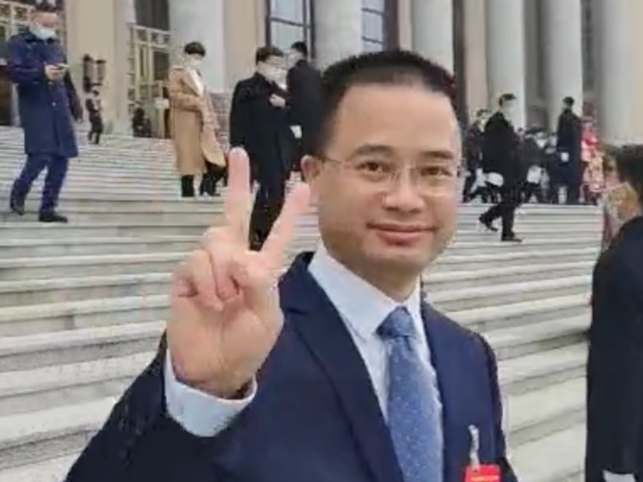 我的两会vlog|听了政府工作报告，我浑身充满干劲！