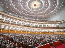 年初剩余551万农村贫困人口全部脱贫，52个贫困县全部摘帽