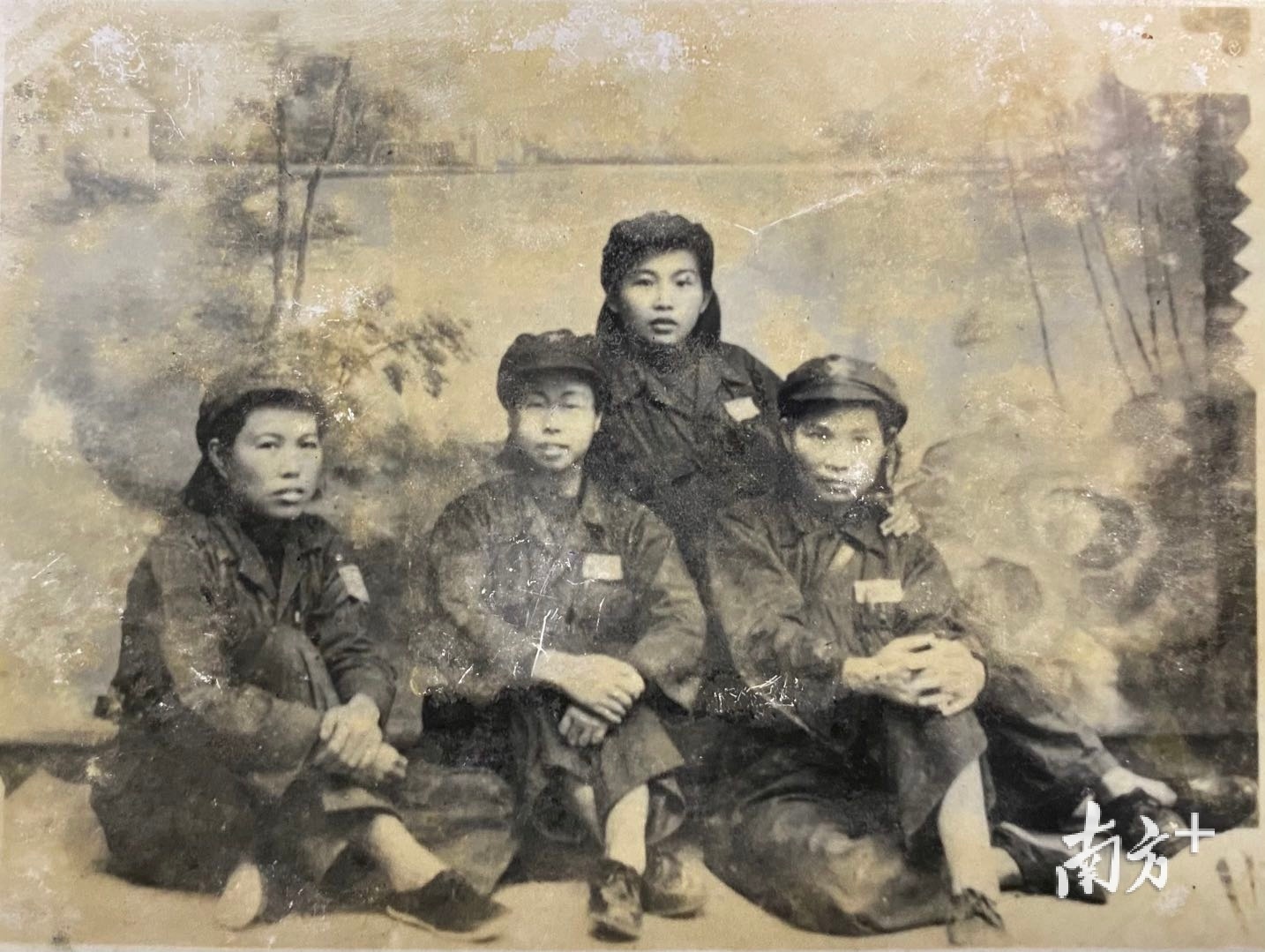 黄秋兰出生于1922年，1940年加入中国共产党，参加革命工作。图为黄秋兰与队伍中女同志的合影，黄秋兰为右二。