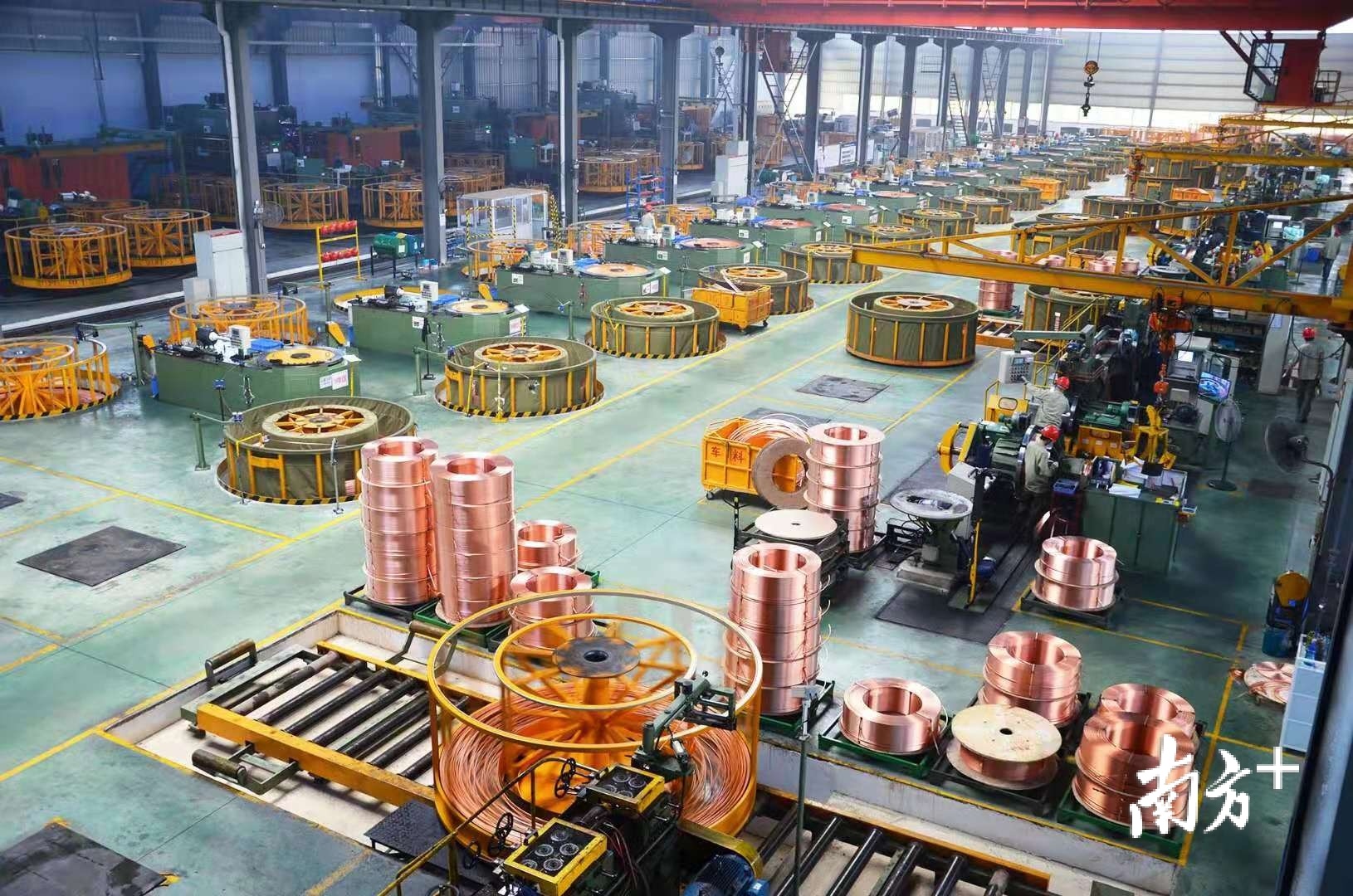 近年来，江门装备制造业快速崛起。图为广东海亮铜业有限公司位于台山的生产车间。 受访者供图