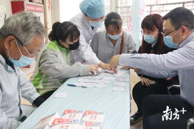 医院党委副书记黄桃园到心血管科病房参与活动