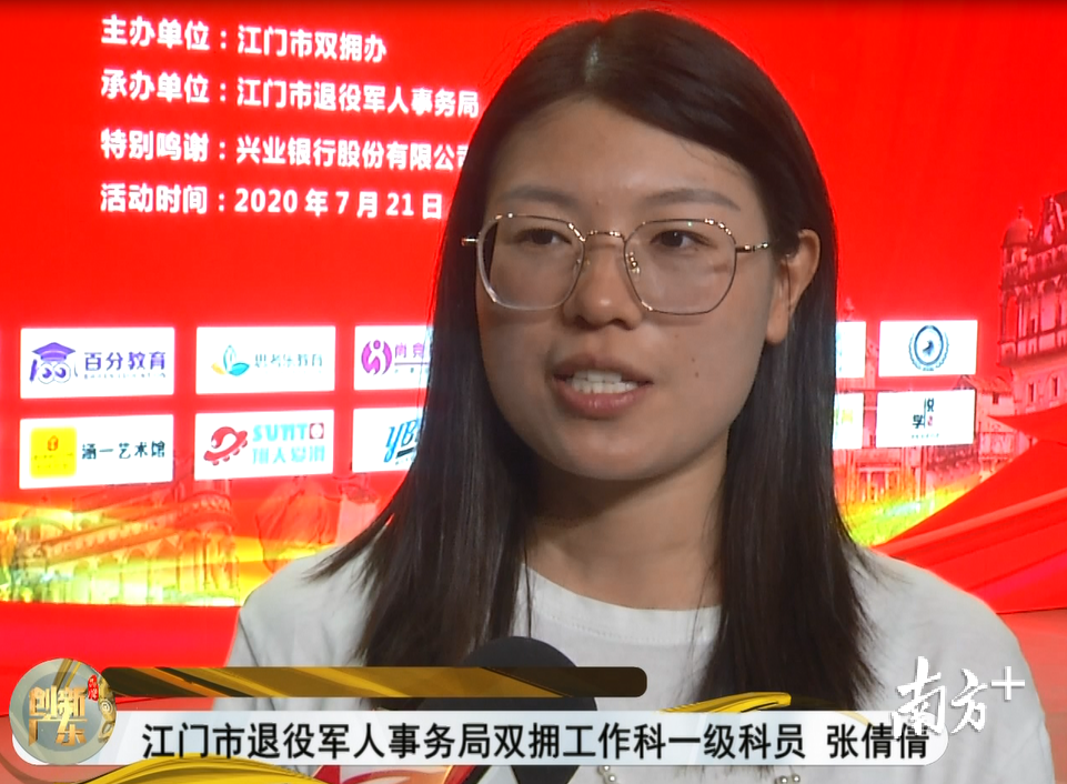 在教育培训机构拥军优属战略合作签约仪式现场,张倩倩接受记者采访。