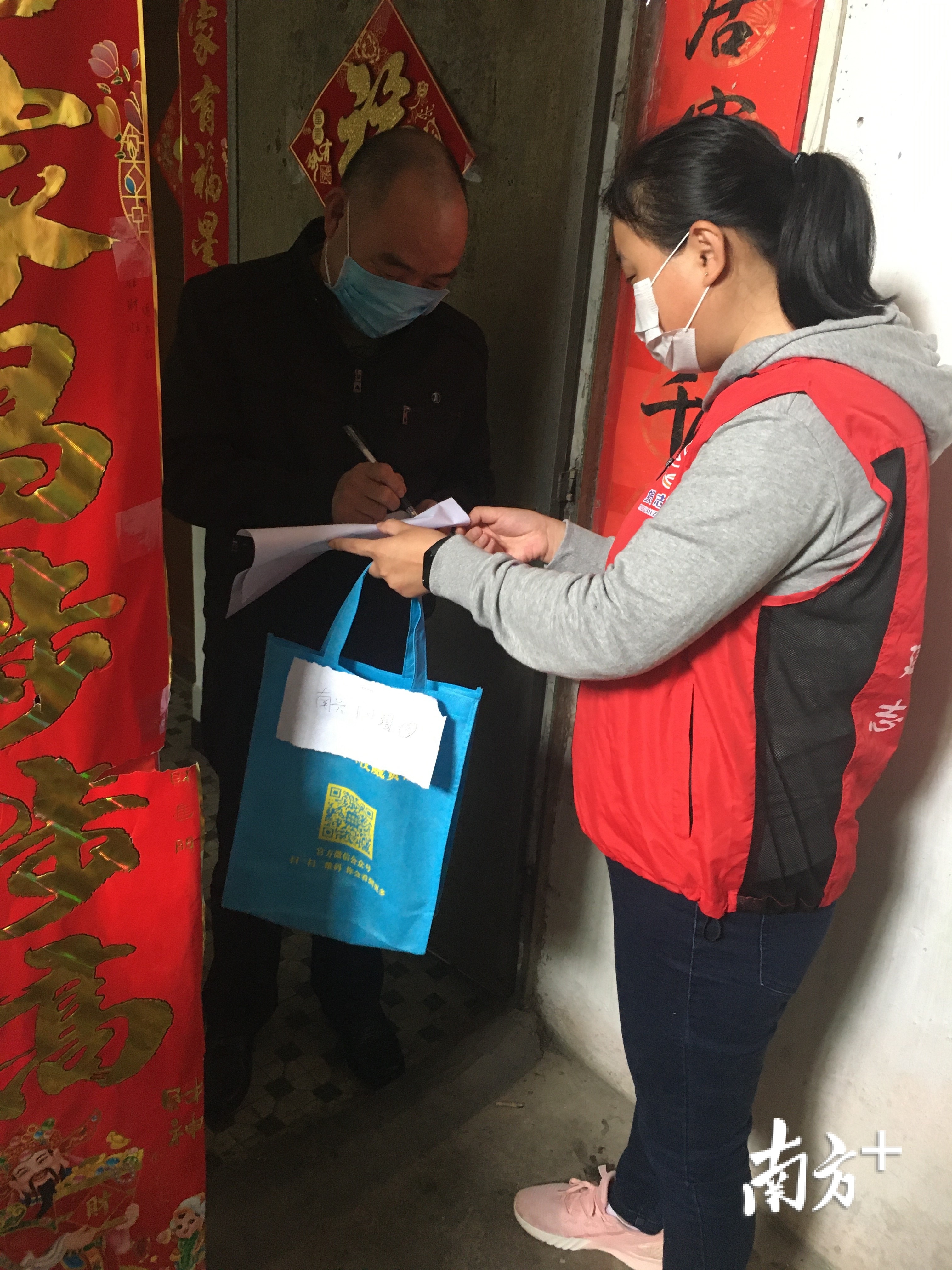 赵京杨入户发放防疫宣传资料。