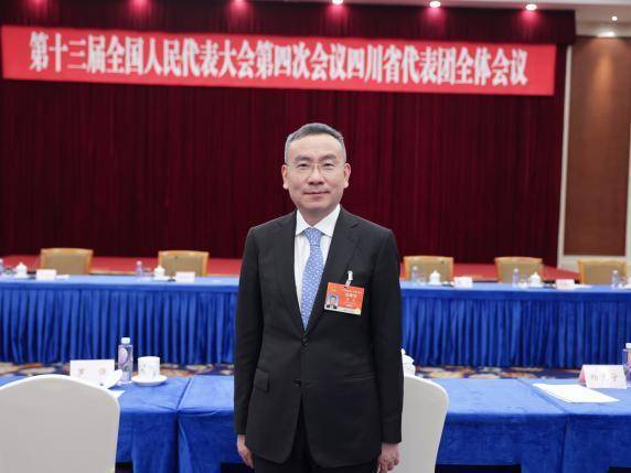 全国人大代表黄毅建议：出台支持成渝双城经济圈建设的金融政策
