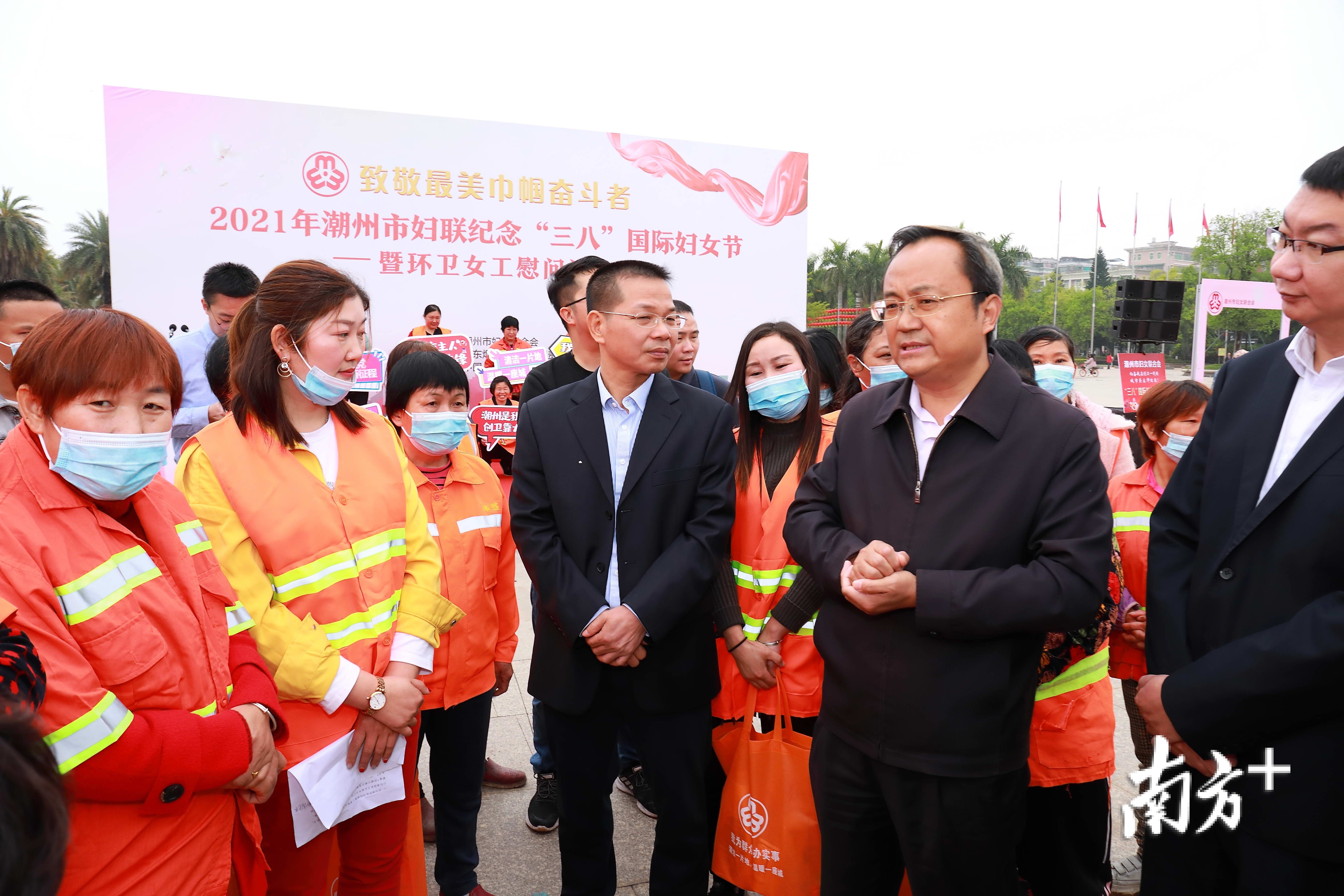 潮州市委副书记崔建军慰问环卫工人。