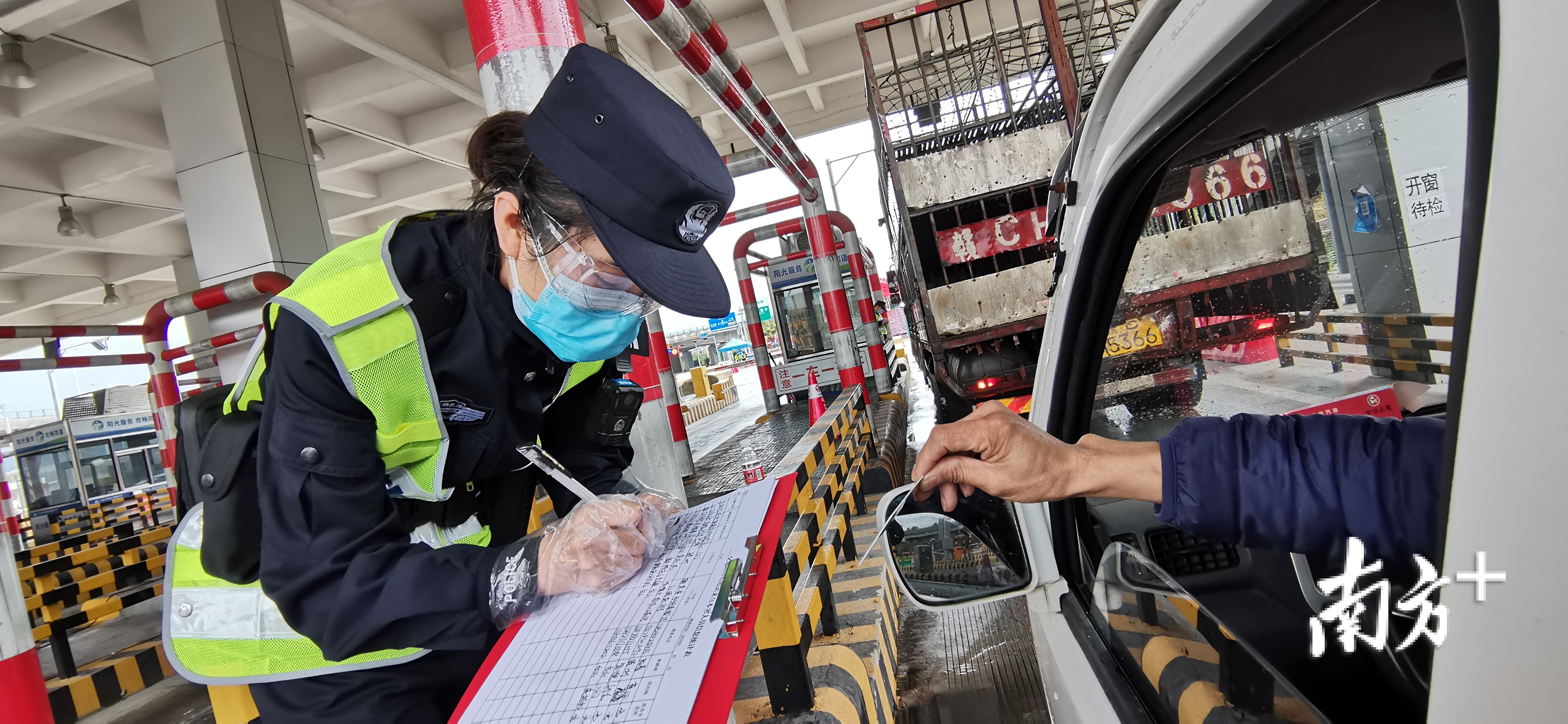 去年年初，该队女民警全部报名加入疫情防控党员先锋队，赴江门市各高速路口检疫点执行增援任务。许寒 摄