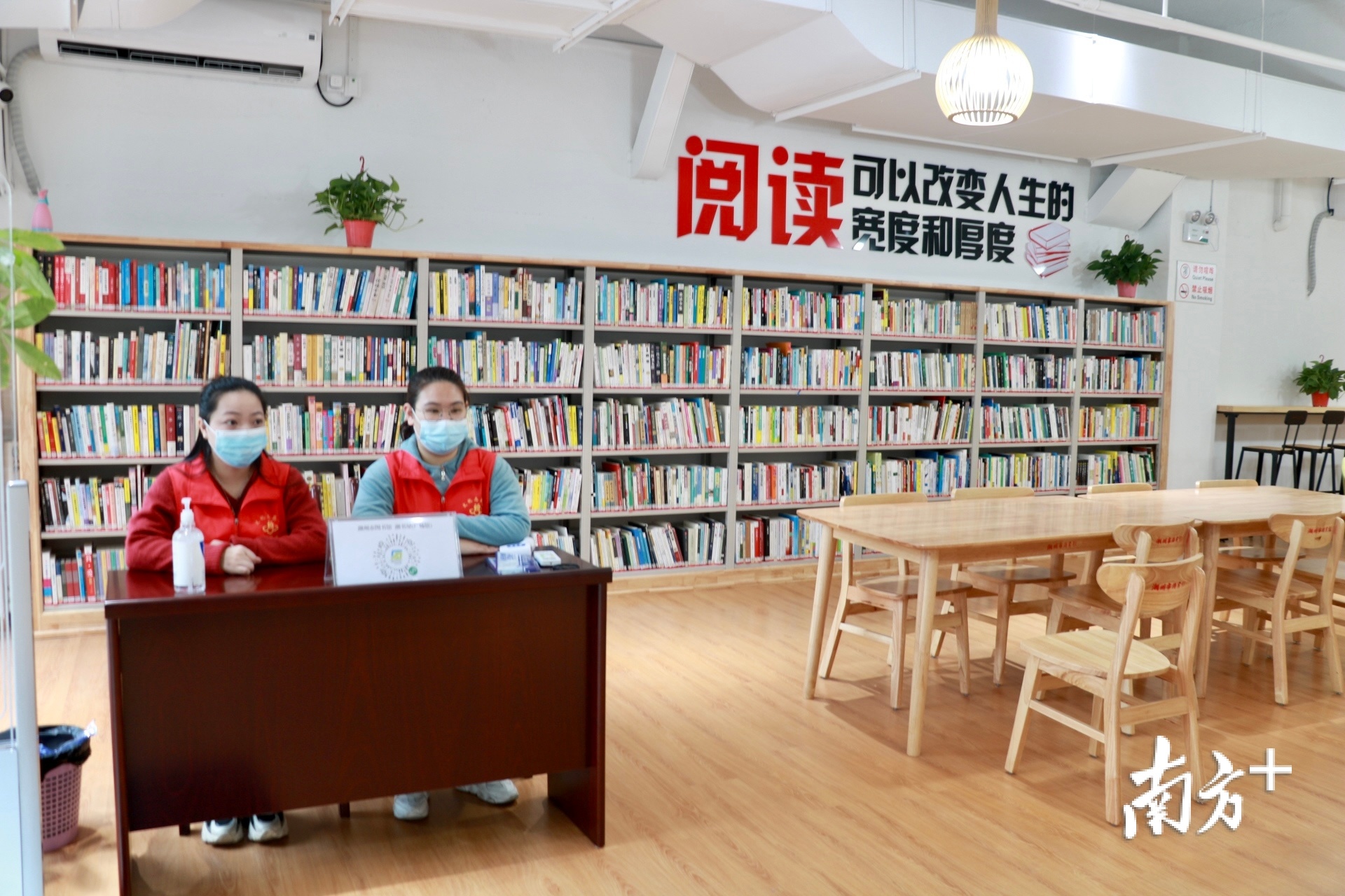 疫情防控期间，进馆需配合志愿者测量体温及做好登记。