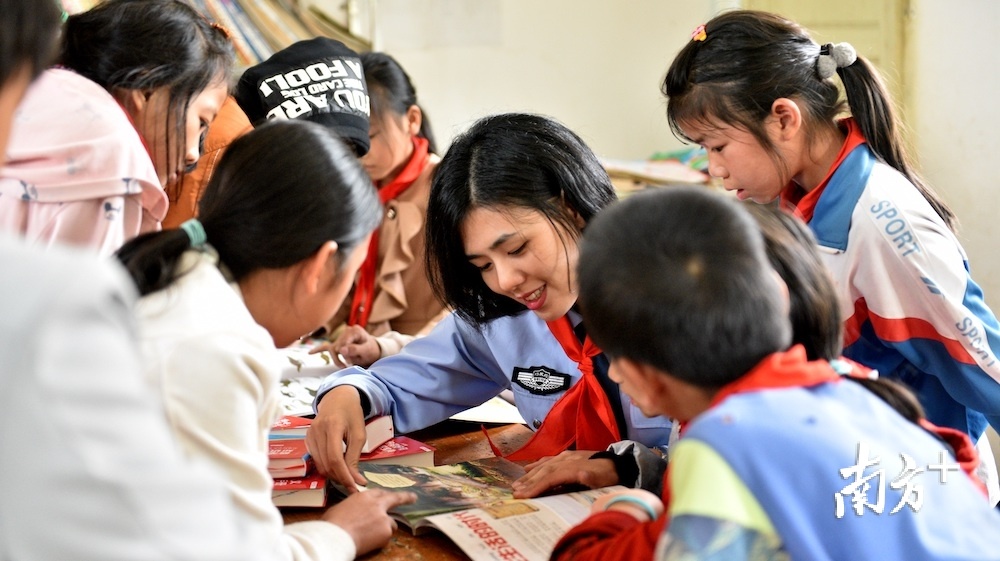 该队牵线搭桥珠三角的学校和企业，为当地捐赠了价值超过30万元的图书、学习和文体用品。陈浩棋摄