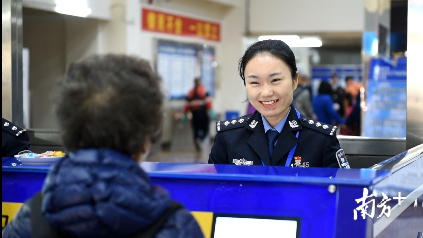 该队检查员用粤语向港澳及广东籍旅客问候。陈浩棋摄