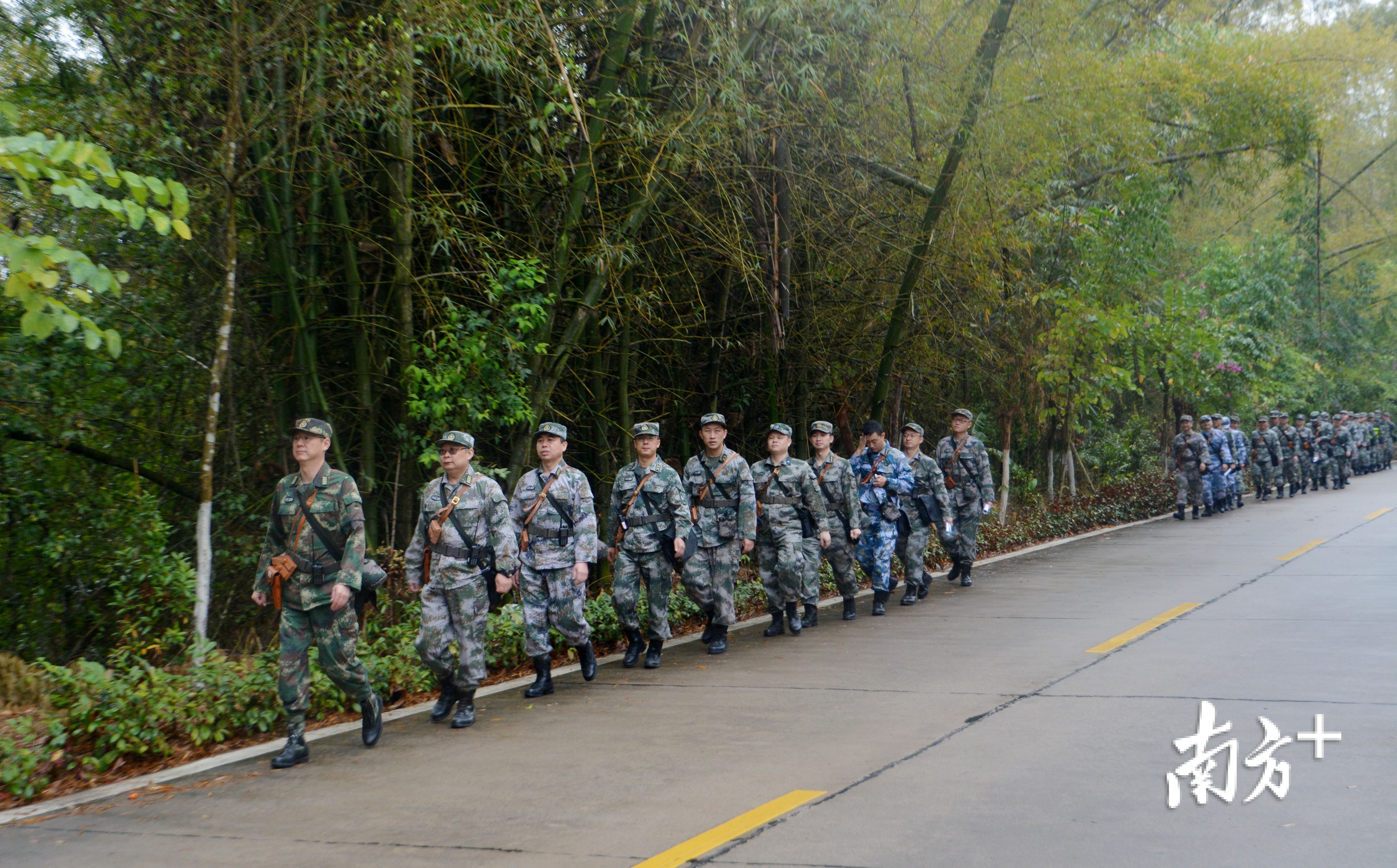 徒步行军12公里潮州军分区开展战备拉练