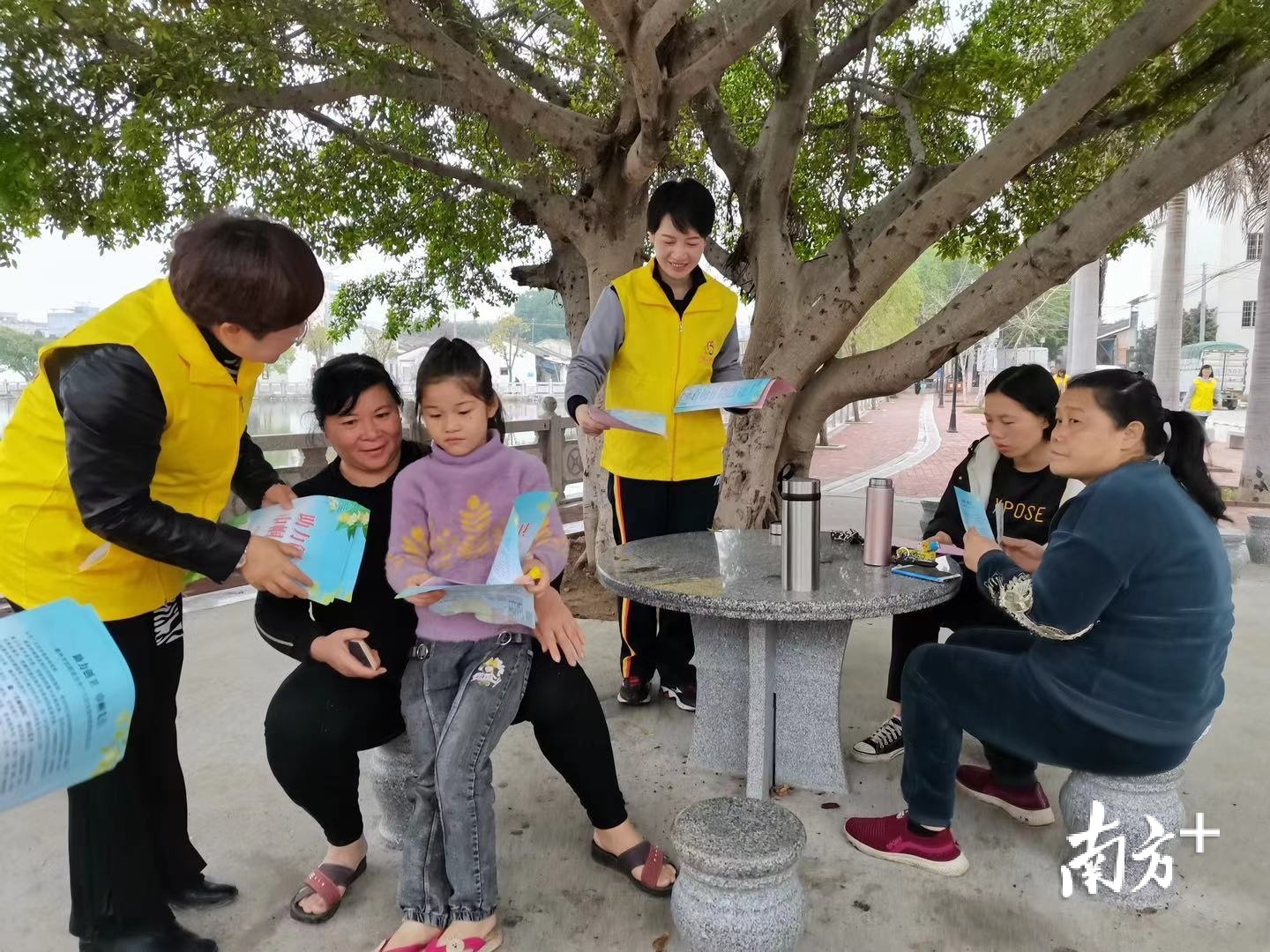 潮州各级妇联干部进村入户发放《助力创卫 巾帼先行》倡议书。