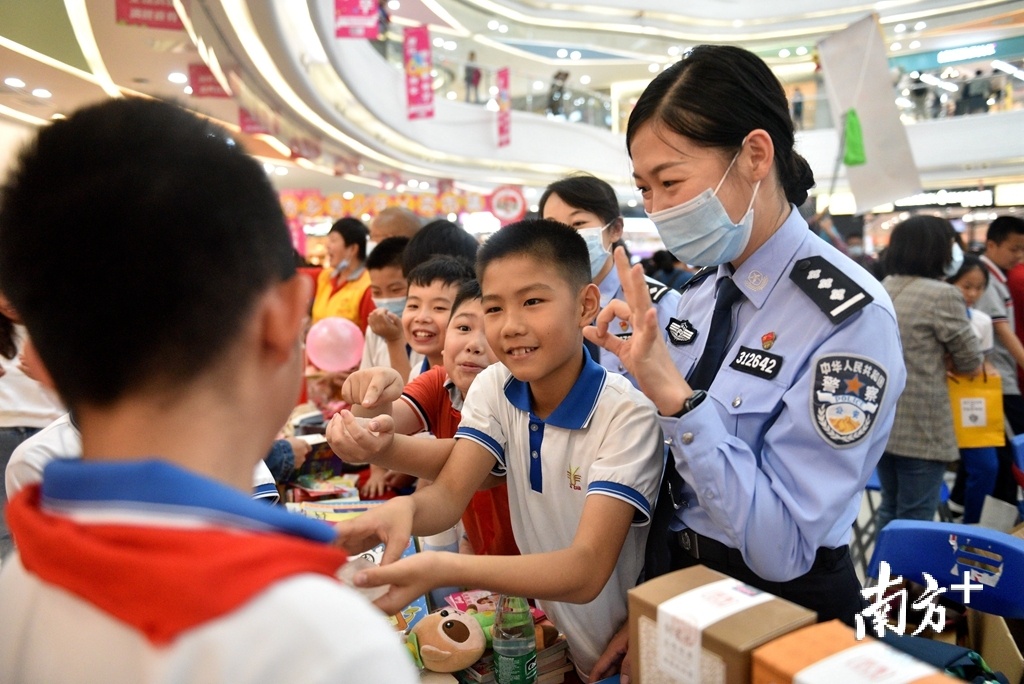 该队联合江门市慈善会和驻地多家学校开展慈善义卖义演活动，为广西三江县同乐乡的山区儿童共筹集善款4.5万元。陈浩棋摄