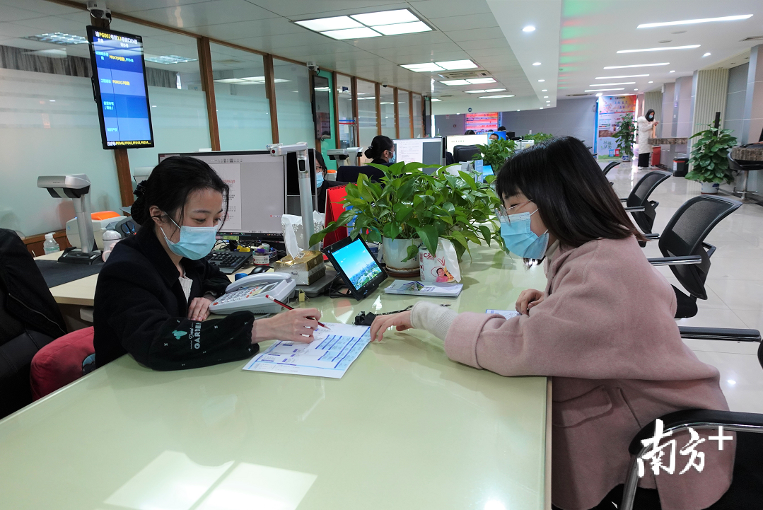 企业项目代表在三水区行政服务中心咨询三水区重点产业项目规划报建代办流程。林洛峰 摄 企业项目代表在三水区行政服务中心咨询三水区重点产业项目规划报建代办流程。林洛峰 摄