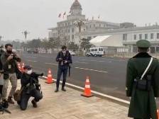 叮咚看两会|一些西方媒体又用“灰黑滤镜”抹黑中国？！