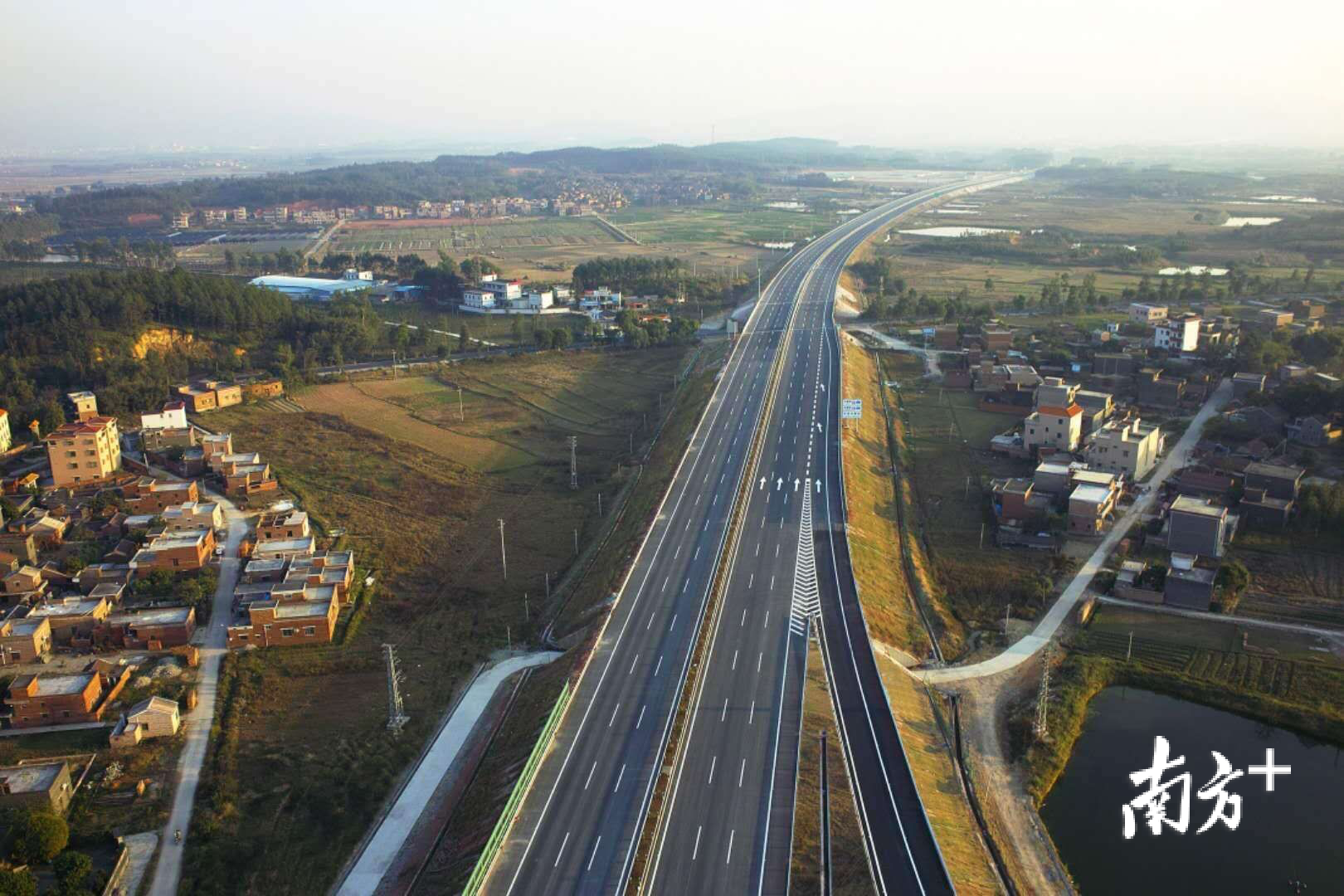 围绕新机场，至少将有十条高速公路在高明境内织网。图为江肇高速高明段。资料图片