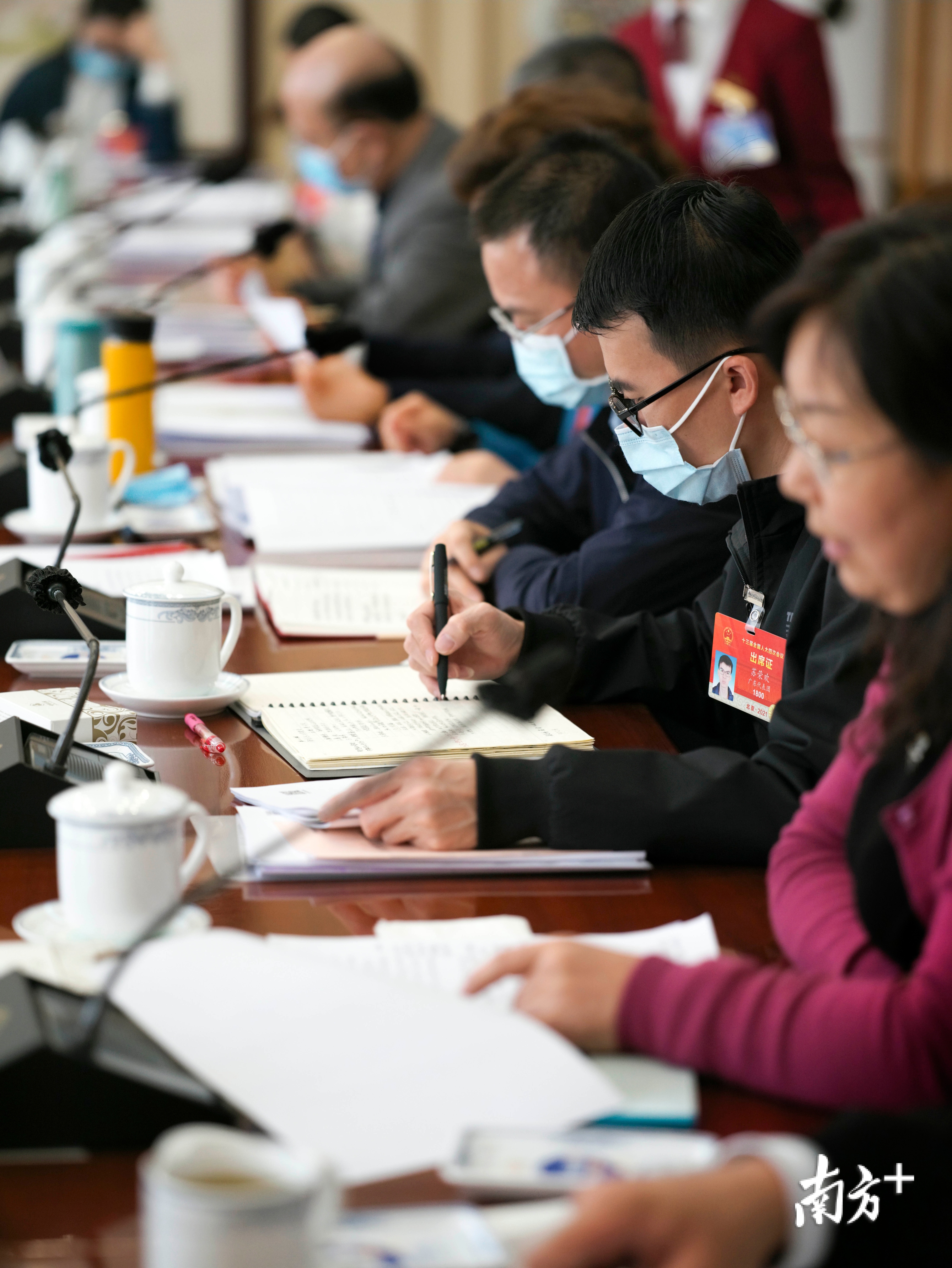 3月9日,广东代表团分组审议全国人大常委会工作报告和审议两高报告.