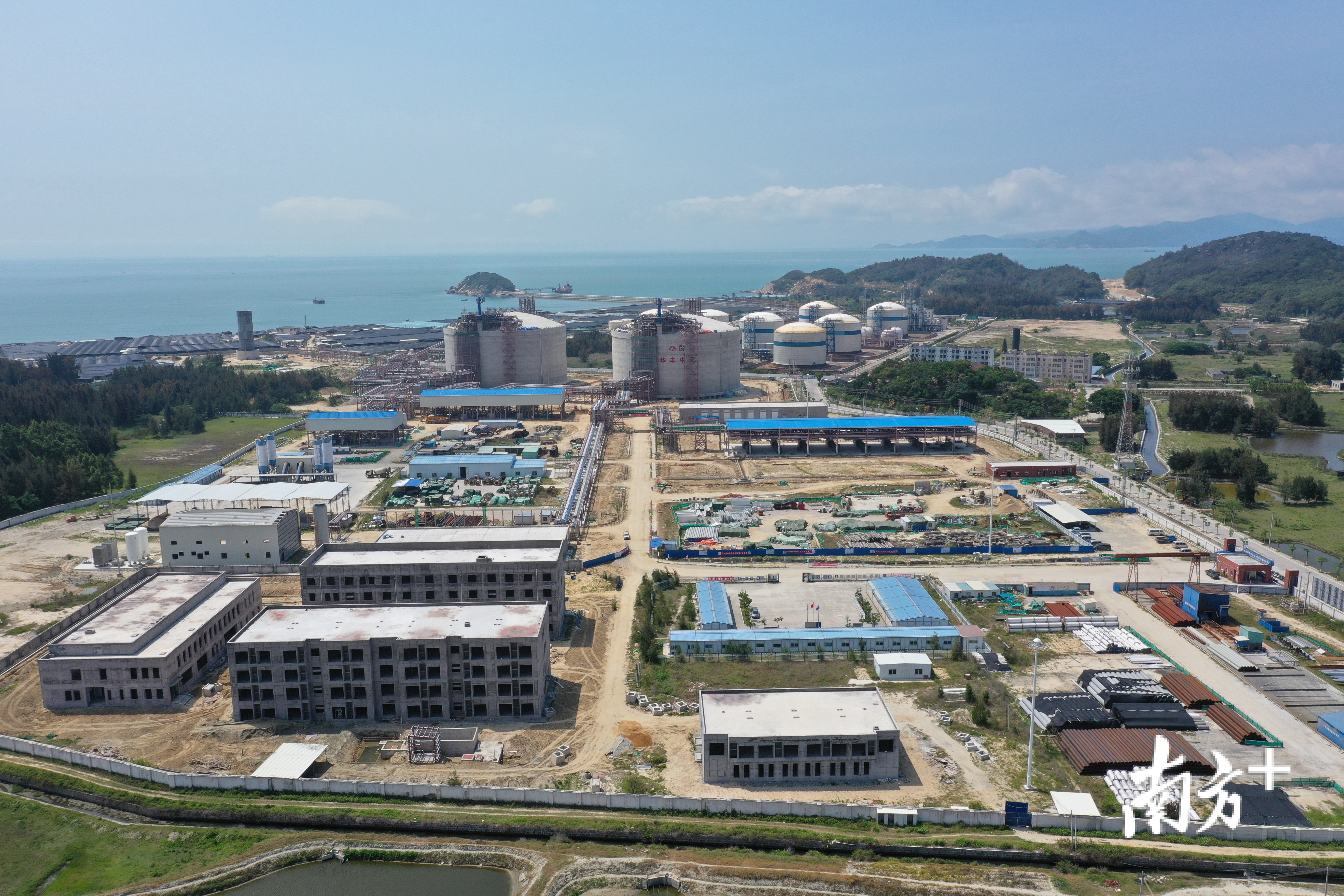 华丰中天LNG储配站。洪志滨 摄 华丰中天LNG储配站。洪志滨 摄