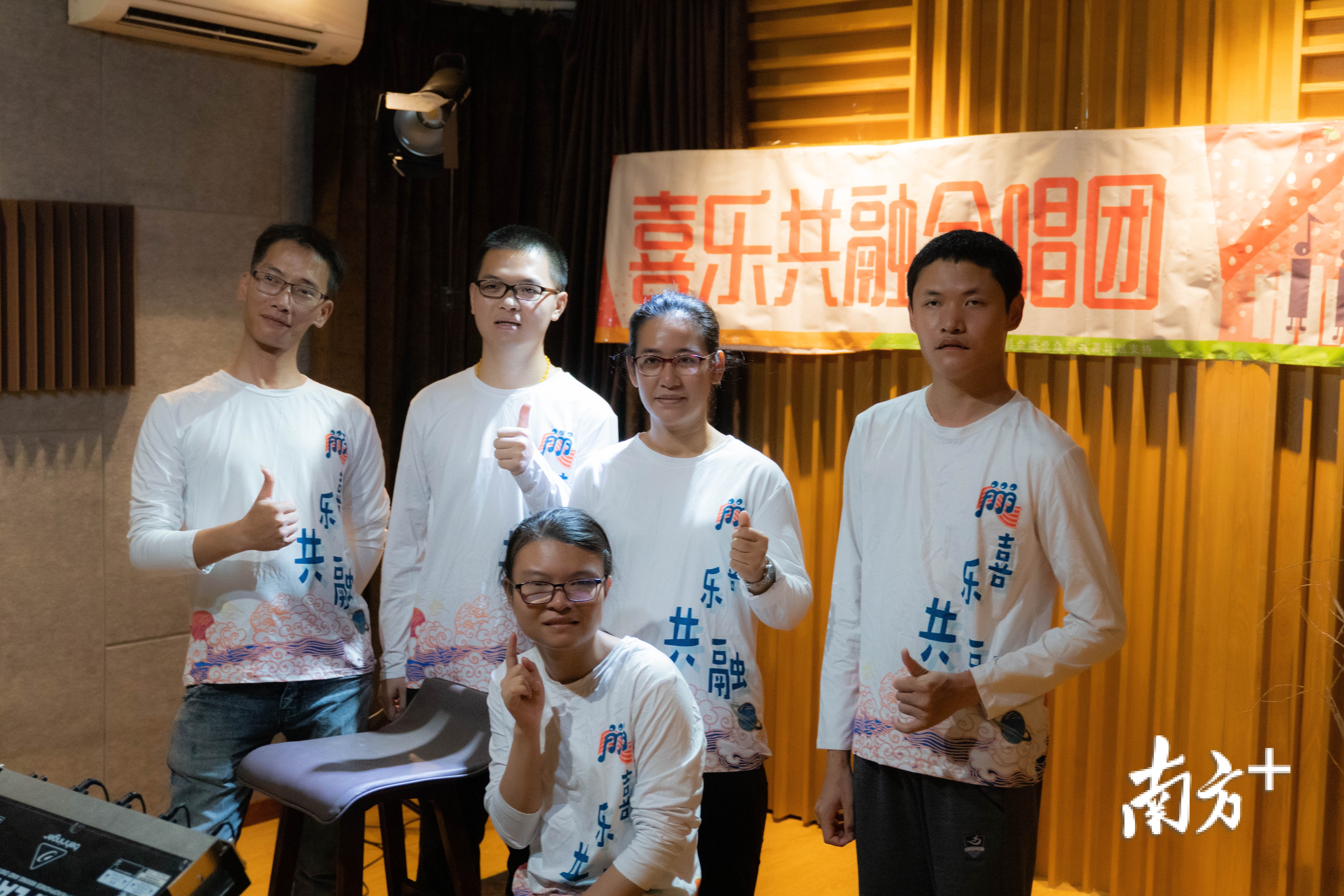 喜乐共融合唱团主要成员在录音棚录制《勇敢打破》歌曲.受访者供图