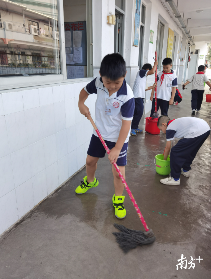 城南小学学生参加校园劳动。受访者供图