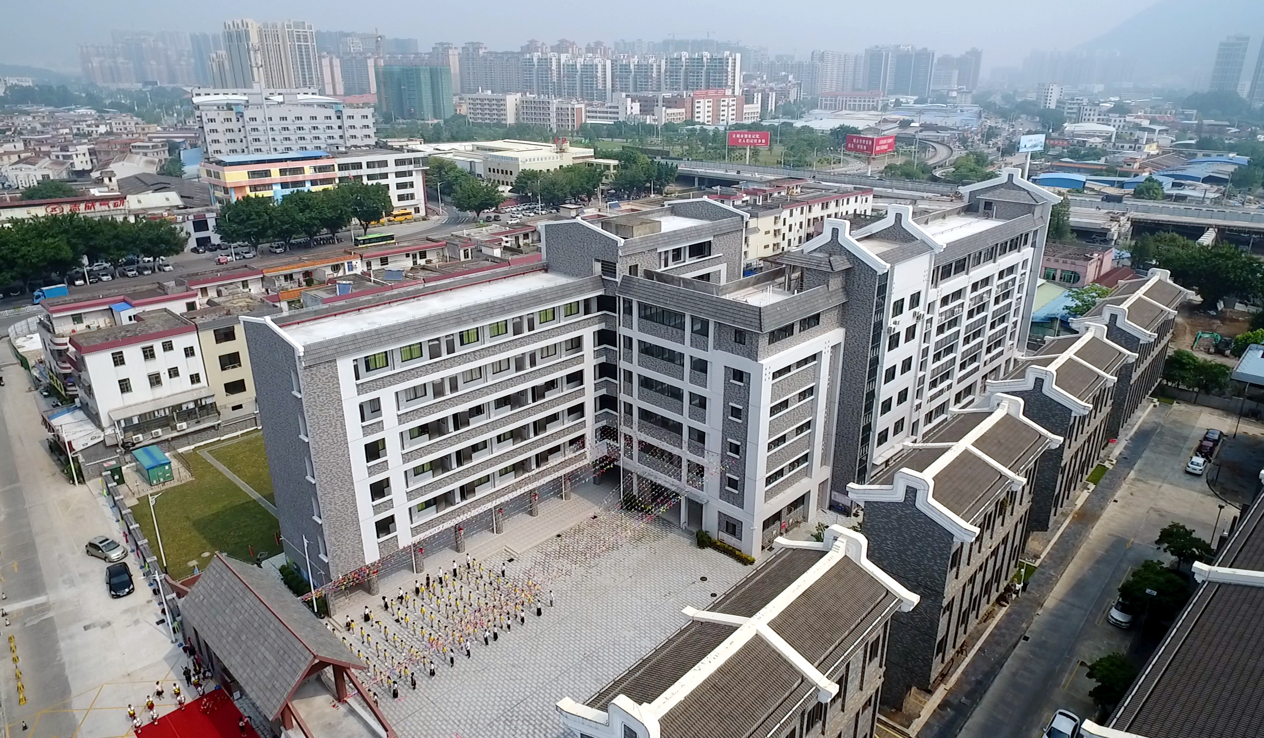 端州区黄岗小学旧校区通过新建综合楼完成了扩容提质.