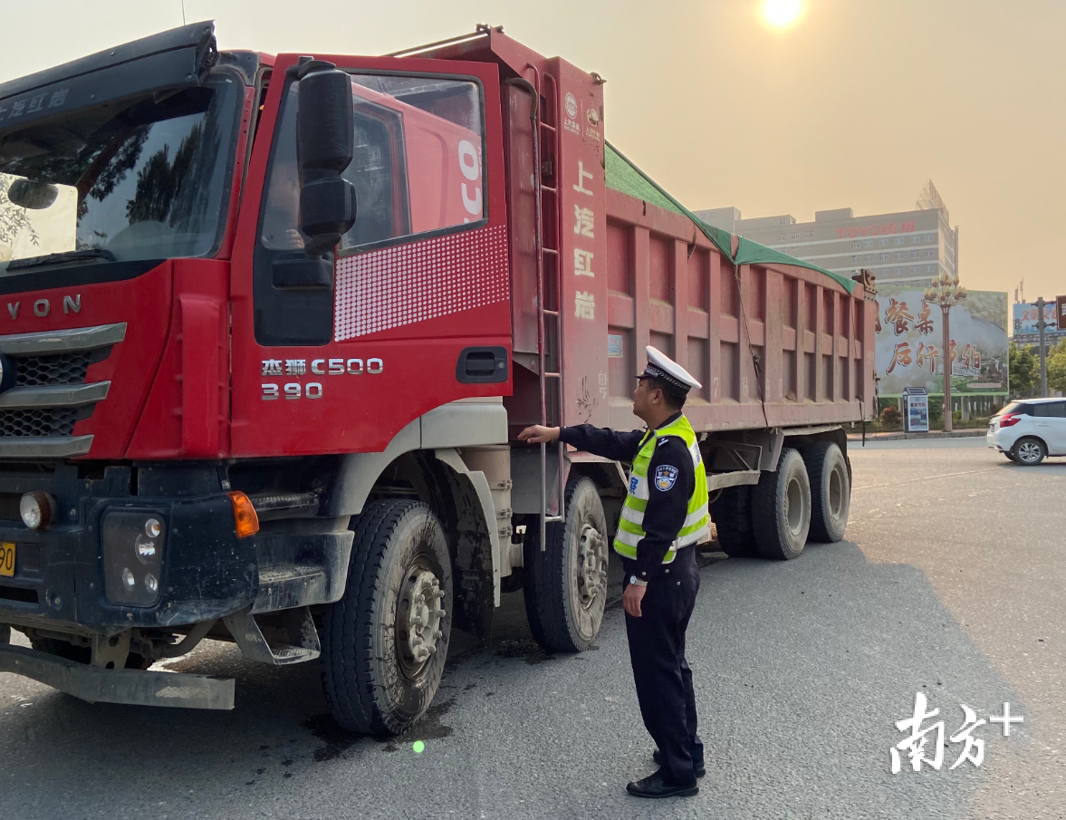 交警查处“泥头车”。