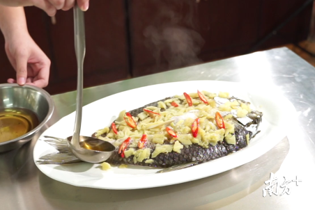  拍姜蒸鲩鱼。资料图片