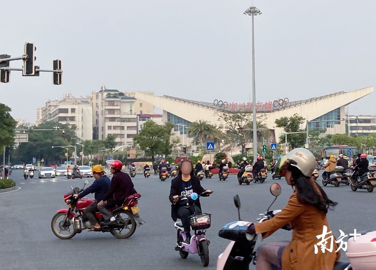 市民驾驶非机动车逆行。
