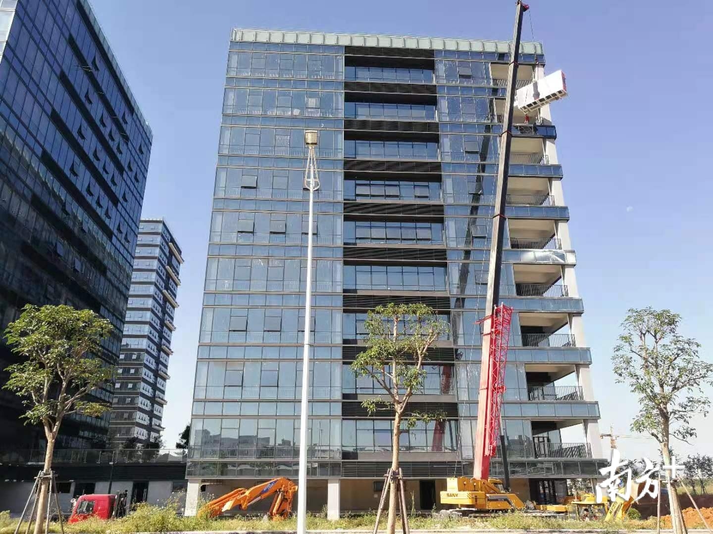 利用楼体吊装平台，企业可将重货直接吊上高楼层。