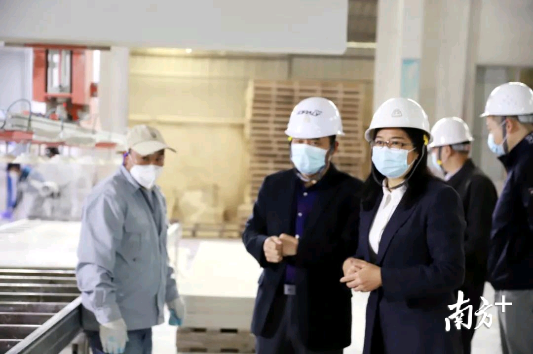 何绮红带队到南山了解企业诉求。通讯员供图