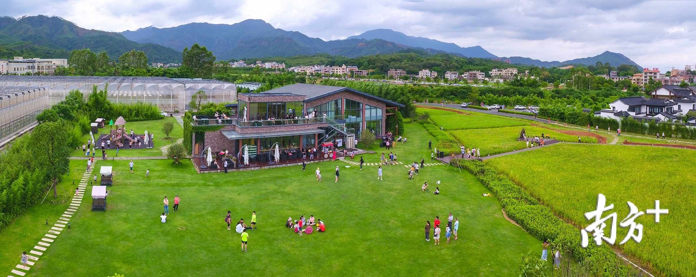 春沐源“网红”咖啡厅成为游客休闲好去处。黄赞福 摄