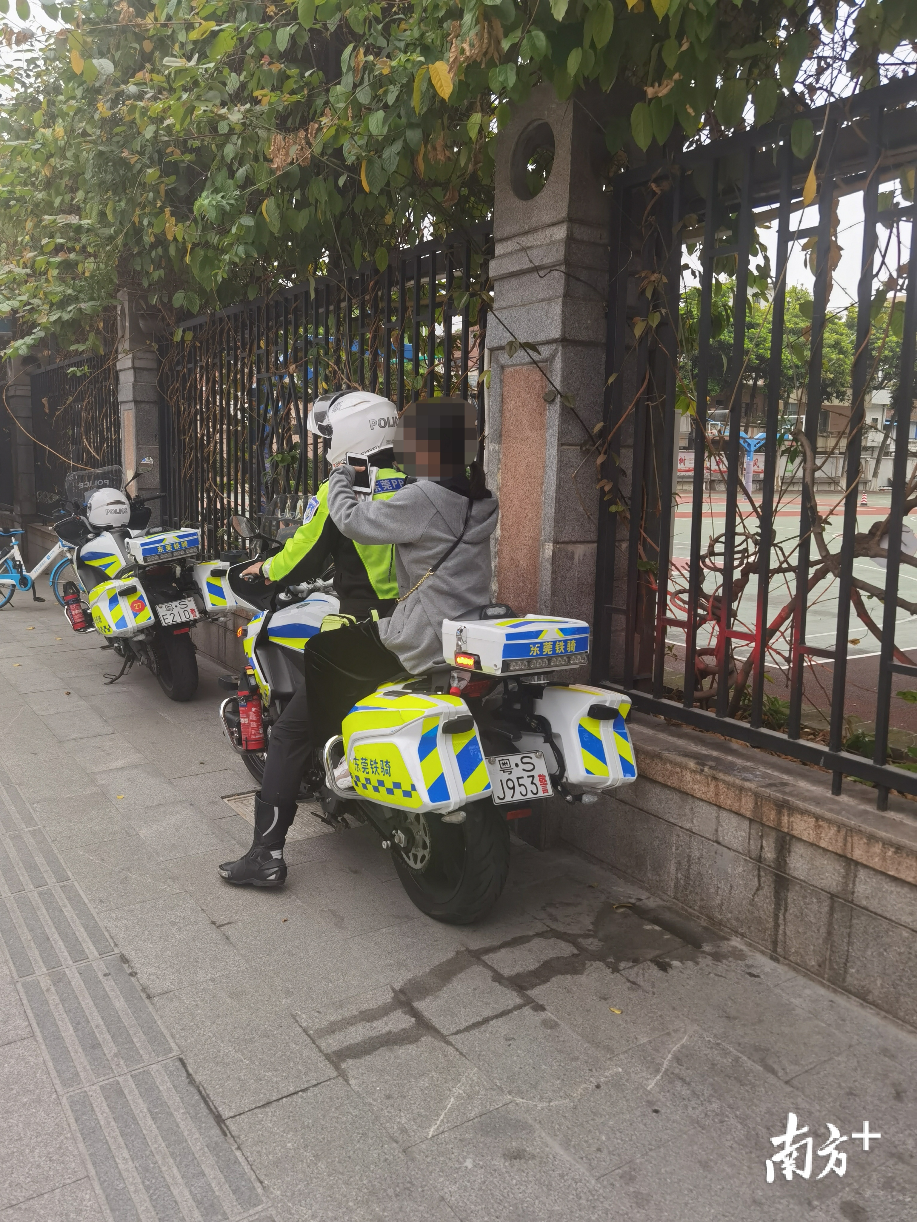 超暖心!同学们考试,东莞交警:我守护,放心考!