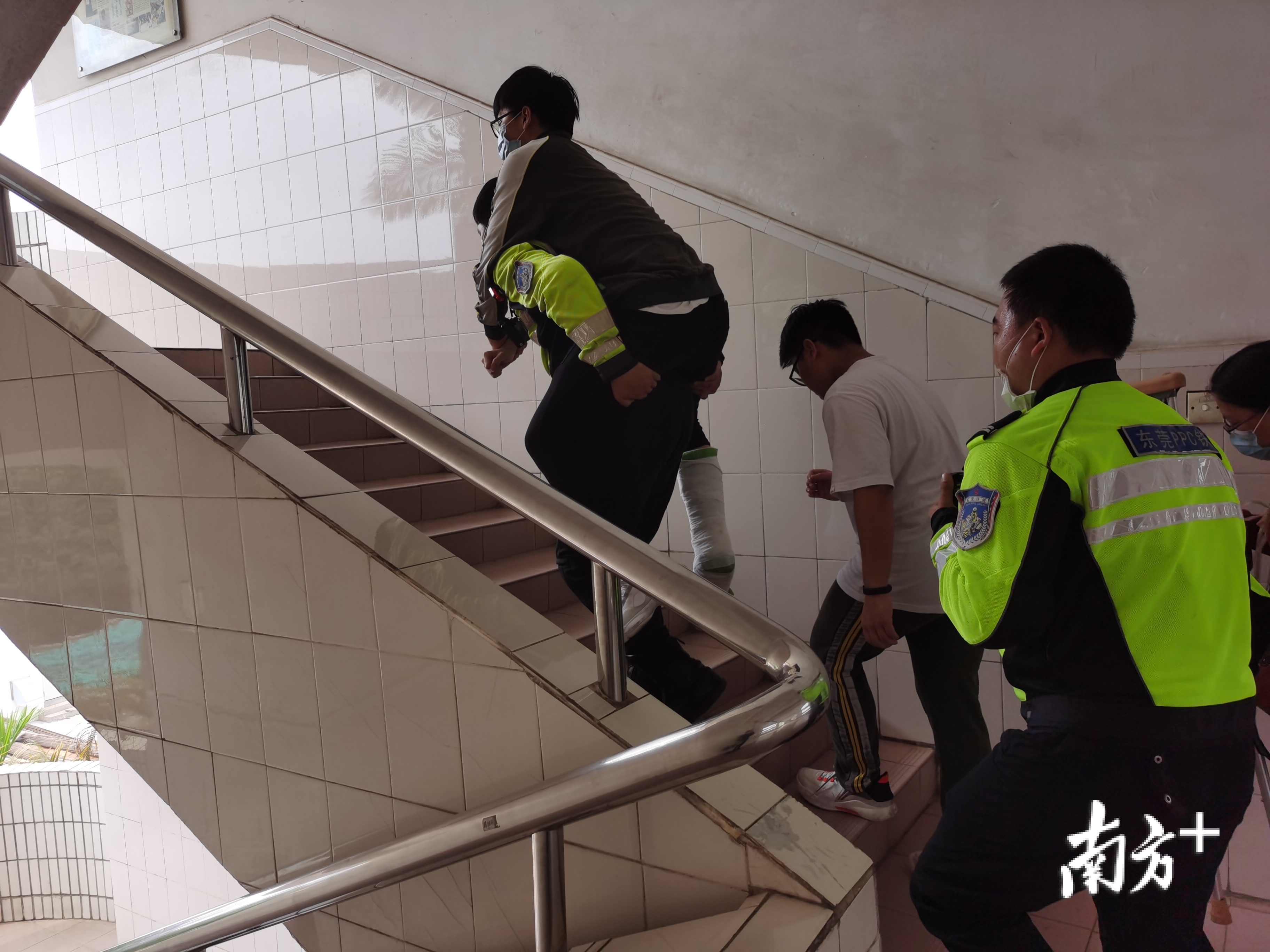 超暖心!同学们考试,东莞交警:我守护,放心考!