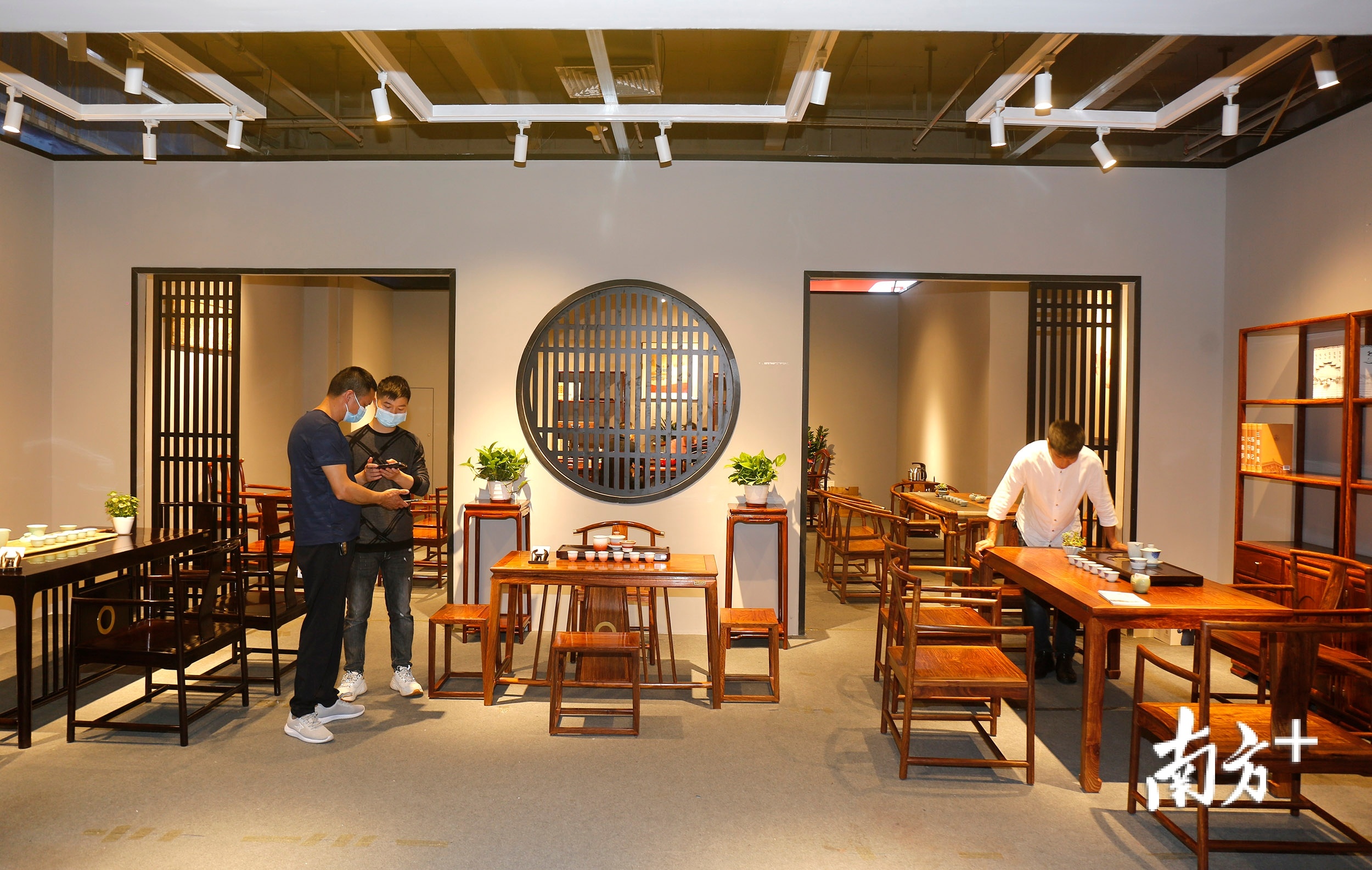 本届红博会吸引了众多宾客,其中不少来自东阳,仙游等知名红木家具生产