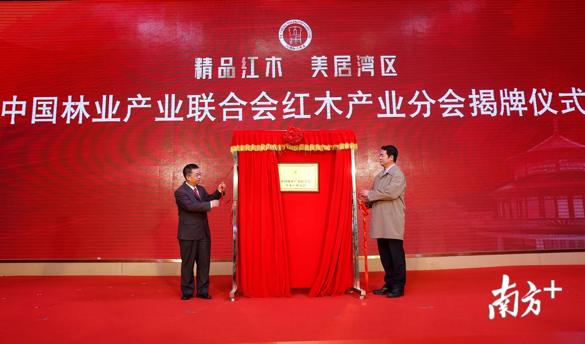 本届红博会吸引了众多宾客，其中不少来自东阳、仙游等知名红木家具生产重地。