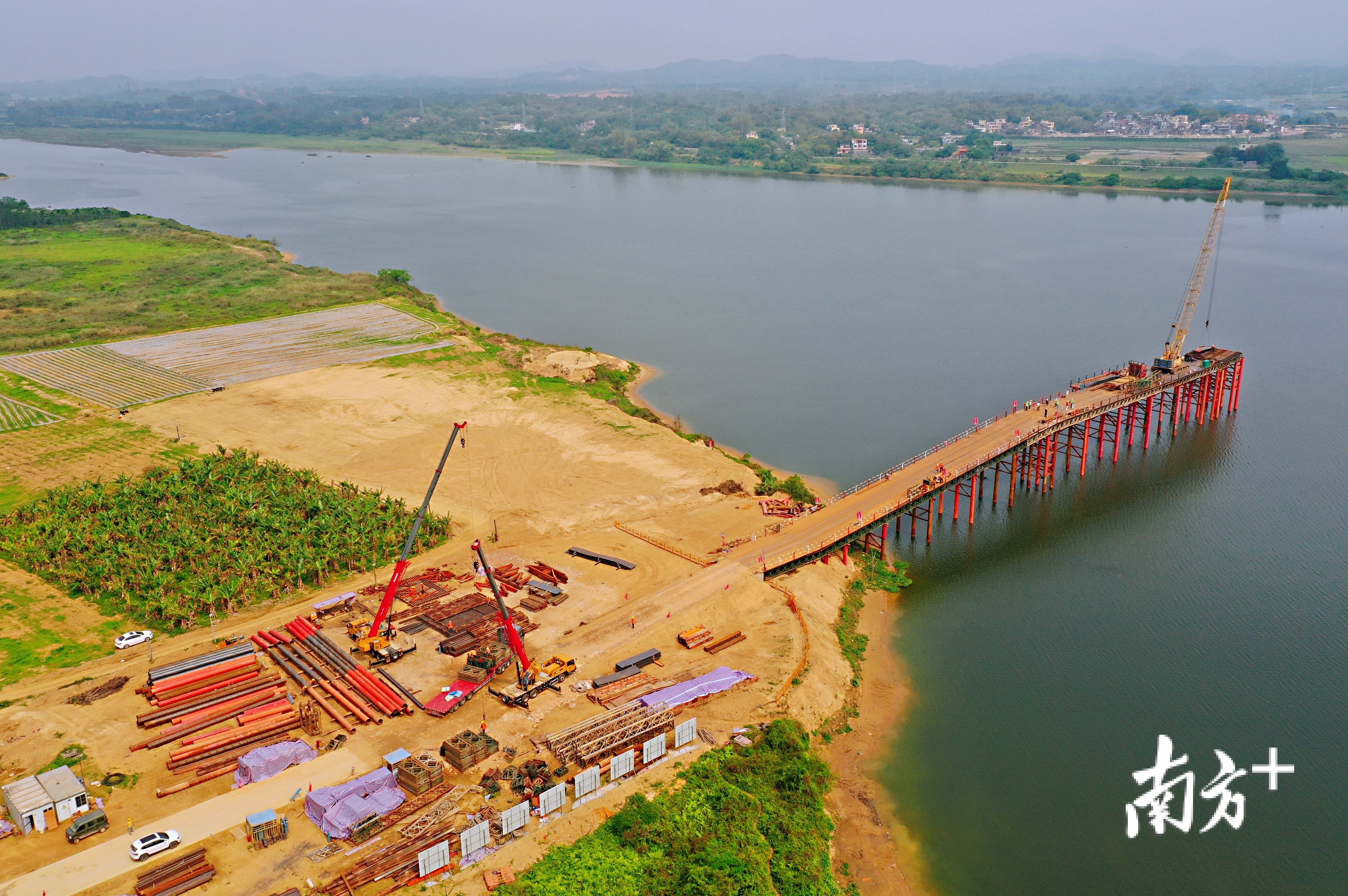 广湛高铁漠阳江特大桥辅助施工钢栈桥俯瞰,李向东摄。