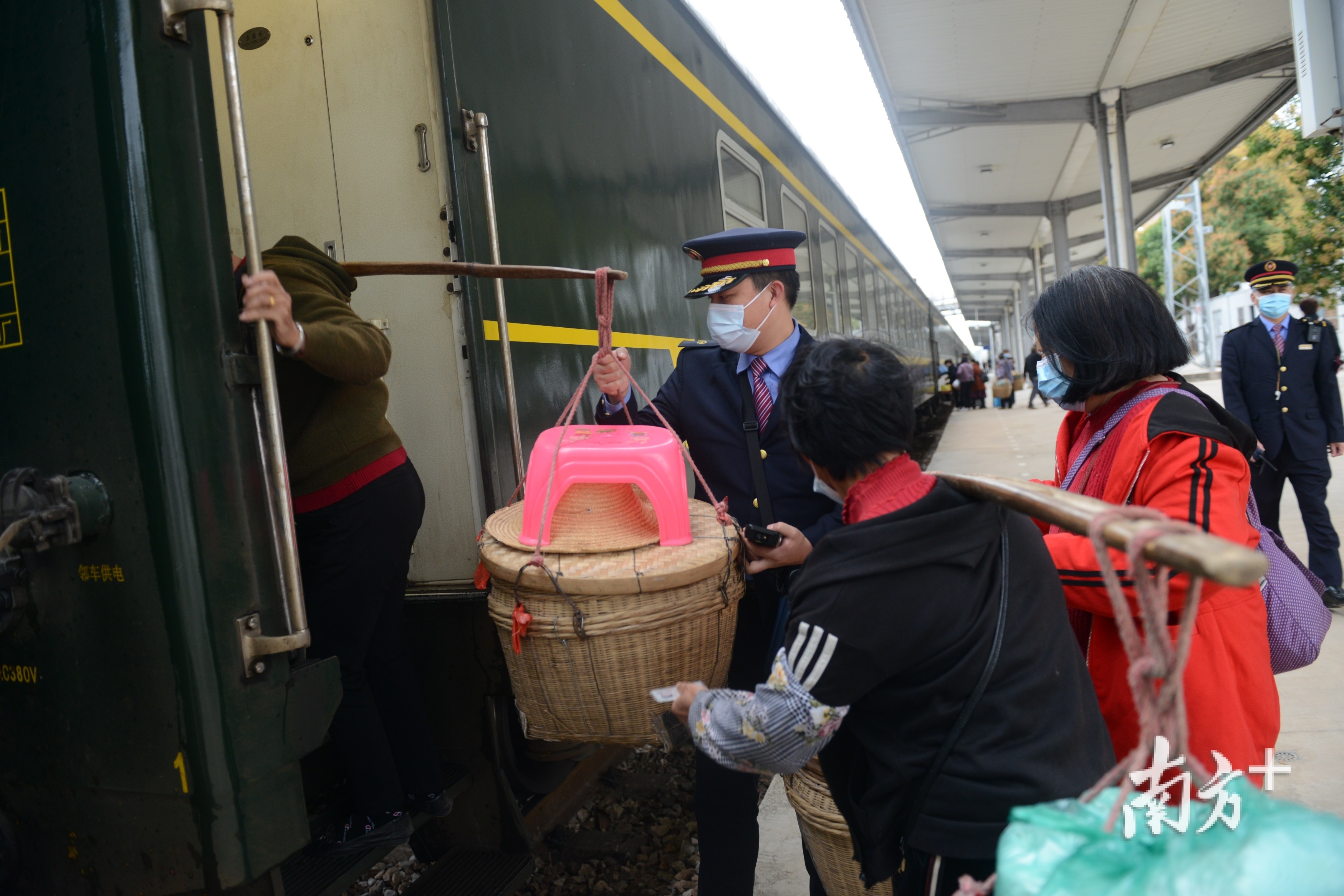 “担担军”在工作人员的帮助下上到火车。