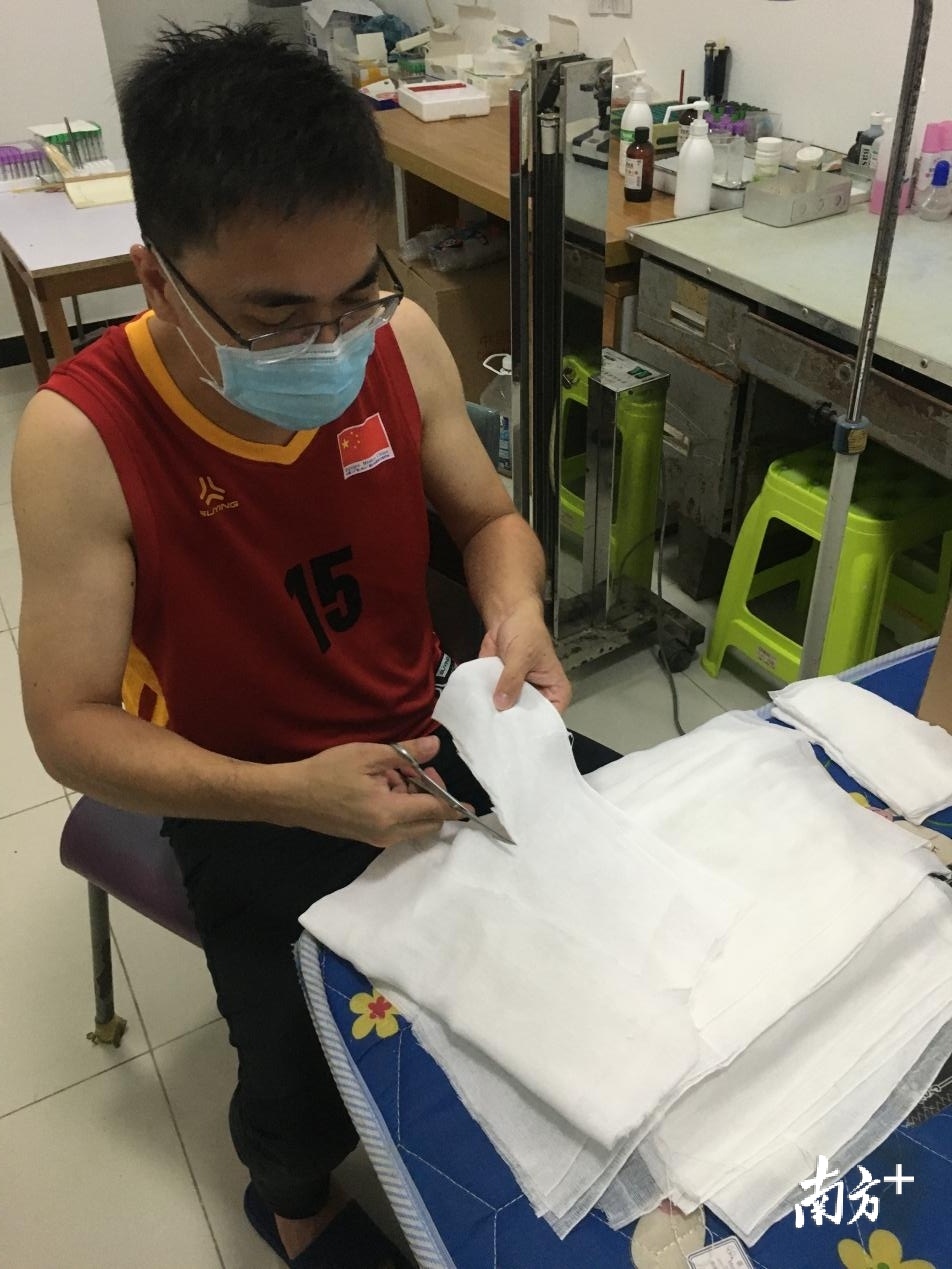 中国（广东）第31批援赤几医疗队队员连夜赶制救助所需医疗耗材。