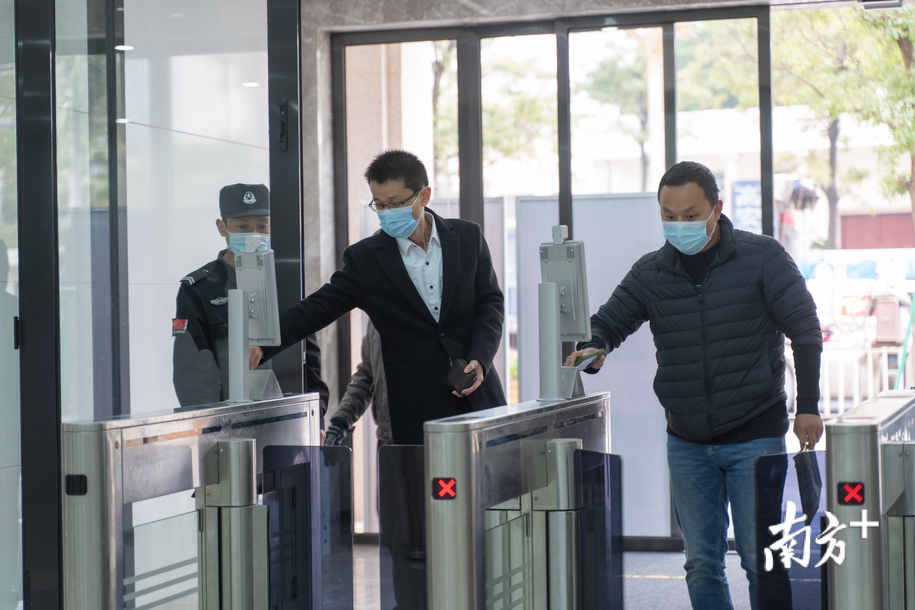 市民凭身份证刷脸进入