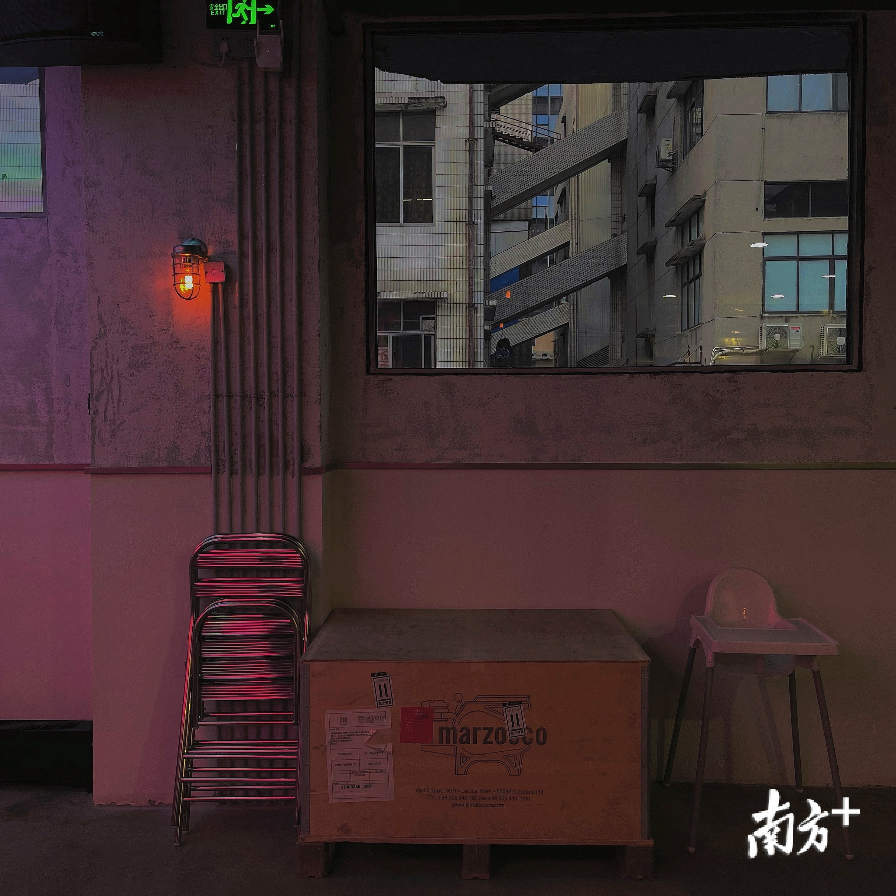 MateMade Coffee Bar门店装修以浓厚的金属工业风为主,透过硕大的玻璃窗不仅能看到隔壁旧厂房的模样。受访者供图