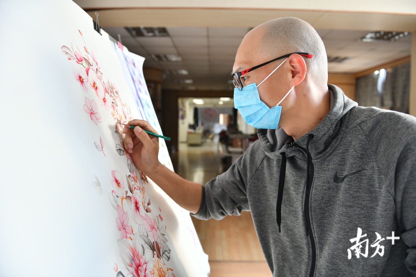 东帝兴设计师正在创作花型。 东帝兴设计师正在创作花型。