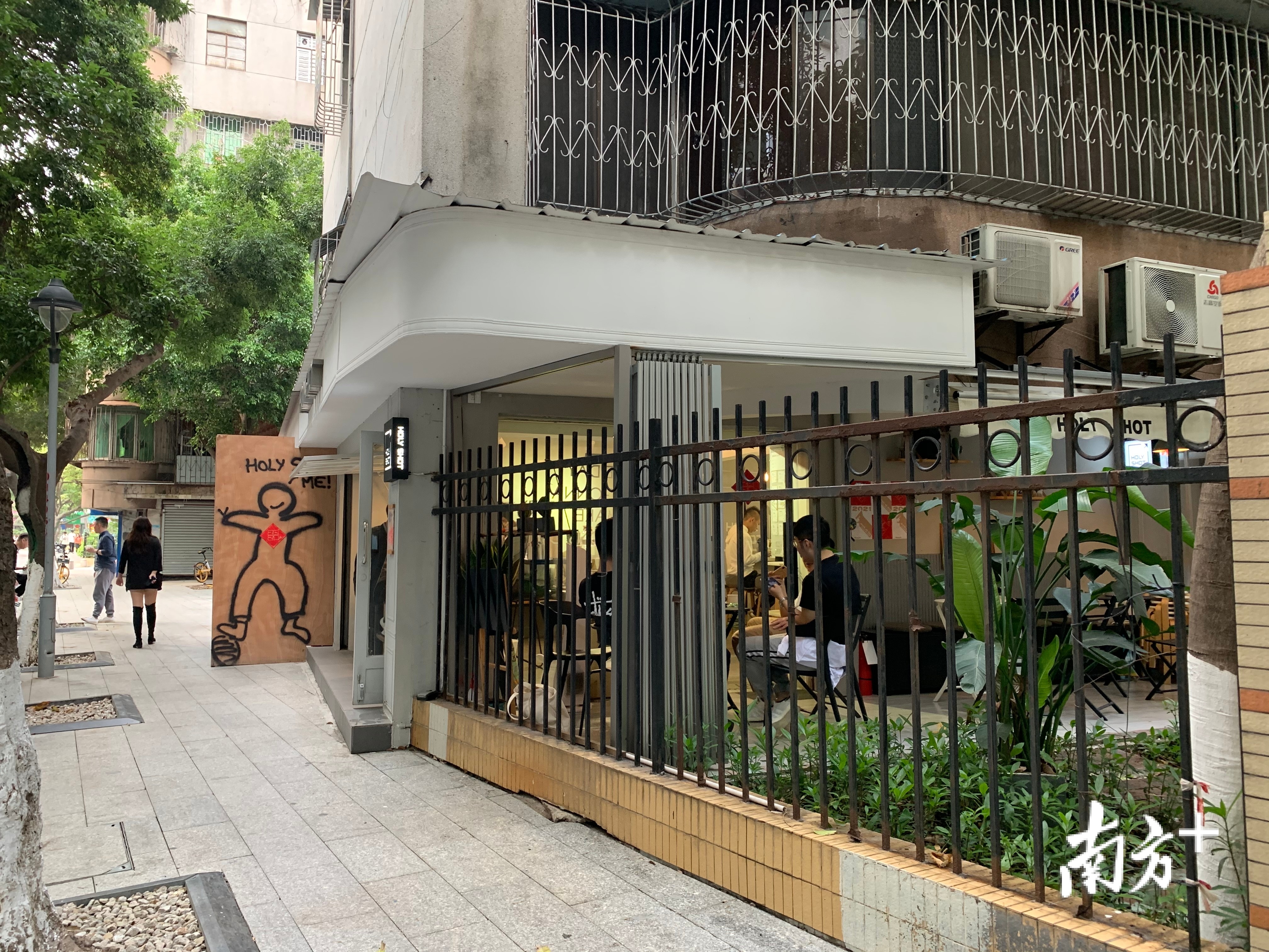 开在“咖啡一条街”的Holy Shot。李欣 摄 开在“咖啡一条街”的Holy Shot。李欣 摄