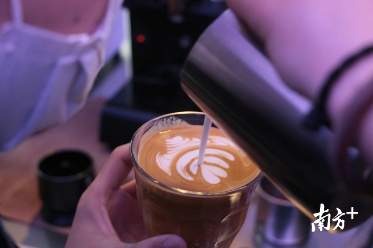 咖啡成为年轻人的“必需品”。受访者供图 咖啡成为年轻人的“必需品”。受访者供图