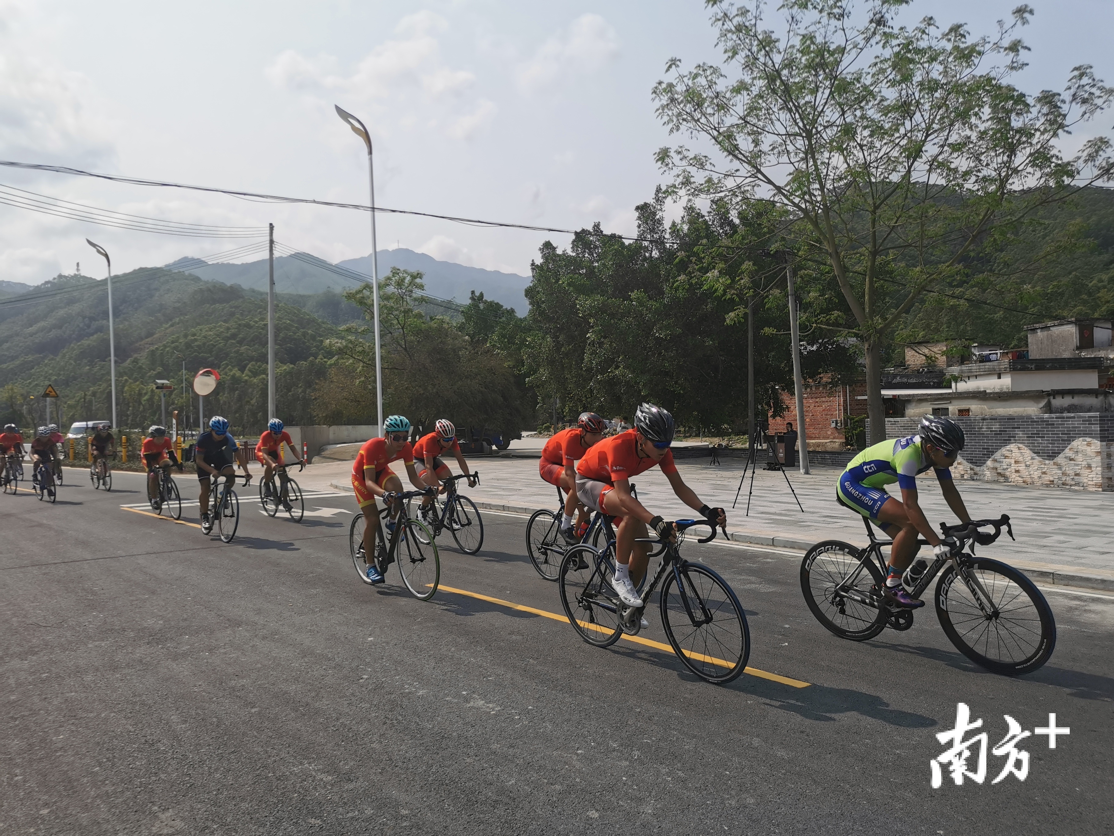 风景优美的通景道路还吸引了自行车队前来训练。盛正挺 摄