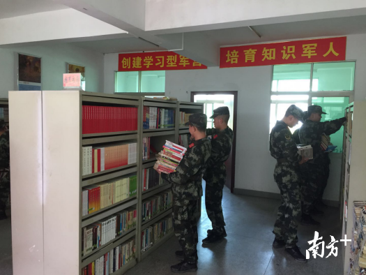 某部队官兵整理图书服务站图书